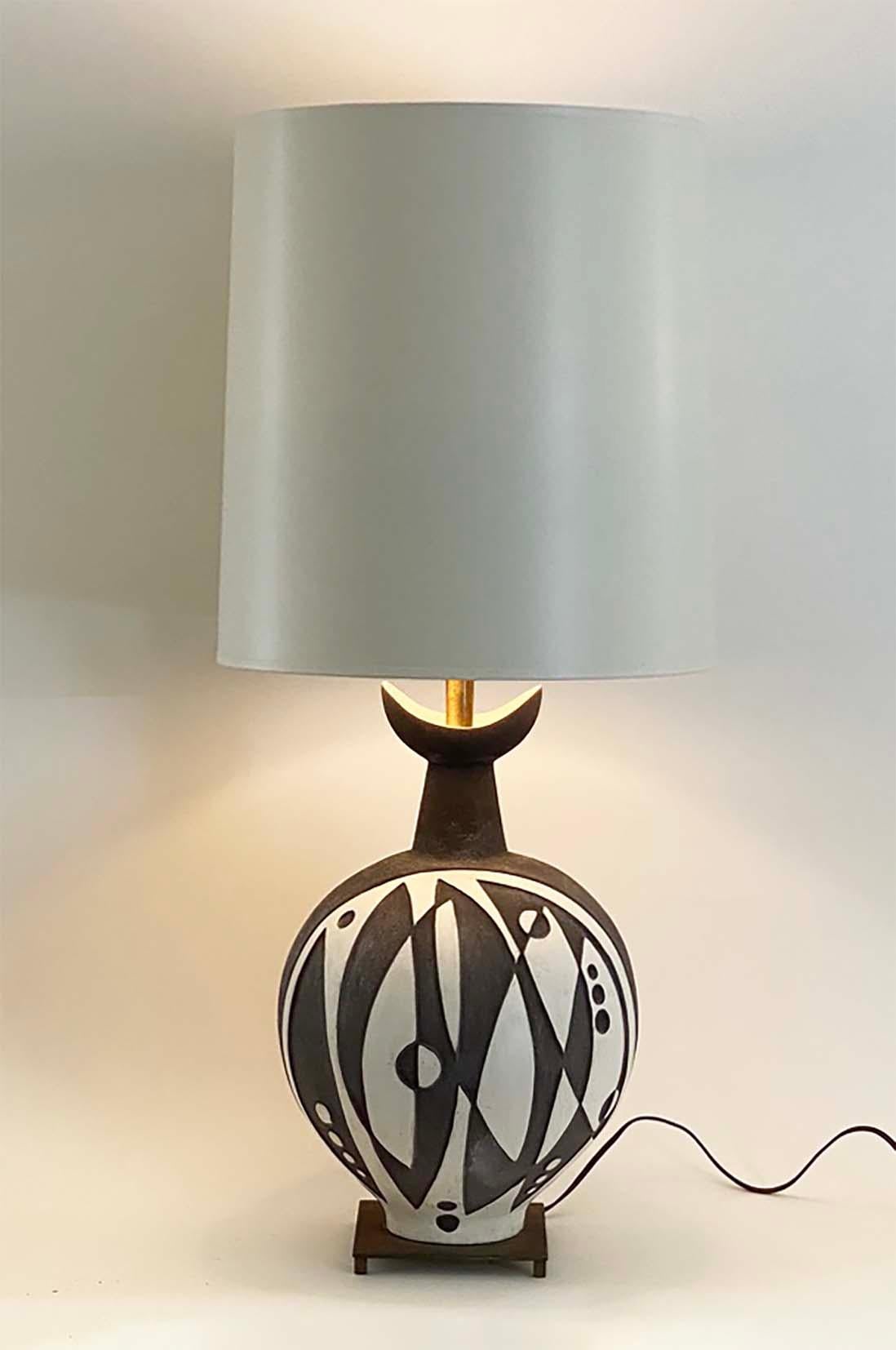 Mid-Century moderno Impressionante e grande lampada da tavolo in ceramica Thomas Toft per Tye of California in vendita