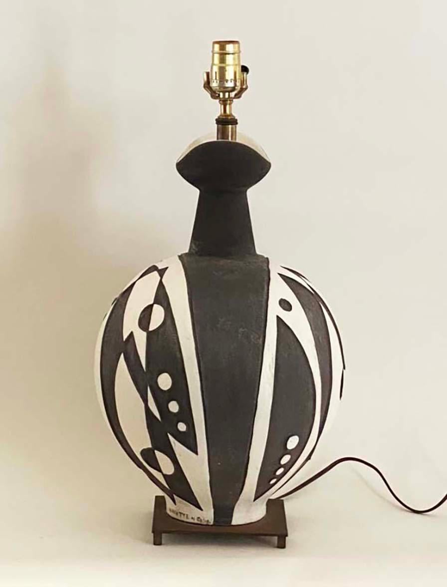 XX secolo Impressionante e grande lampada da tavolo in ceramica Thomas Toft per Tye of California in vendita