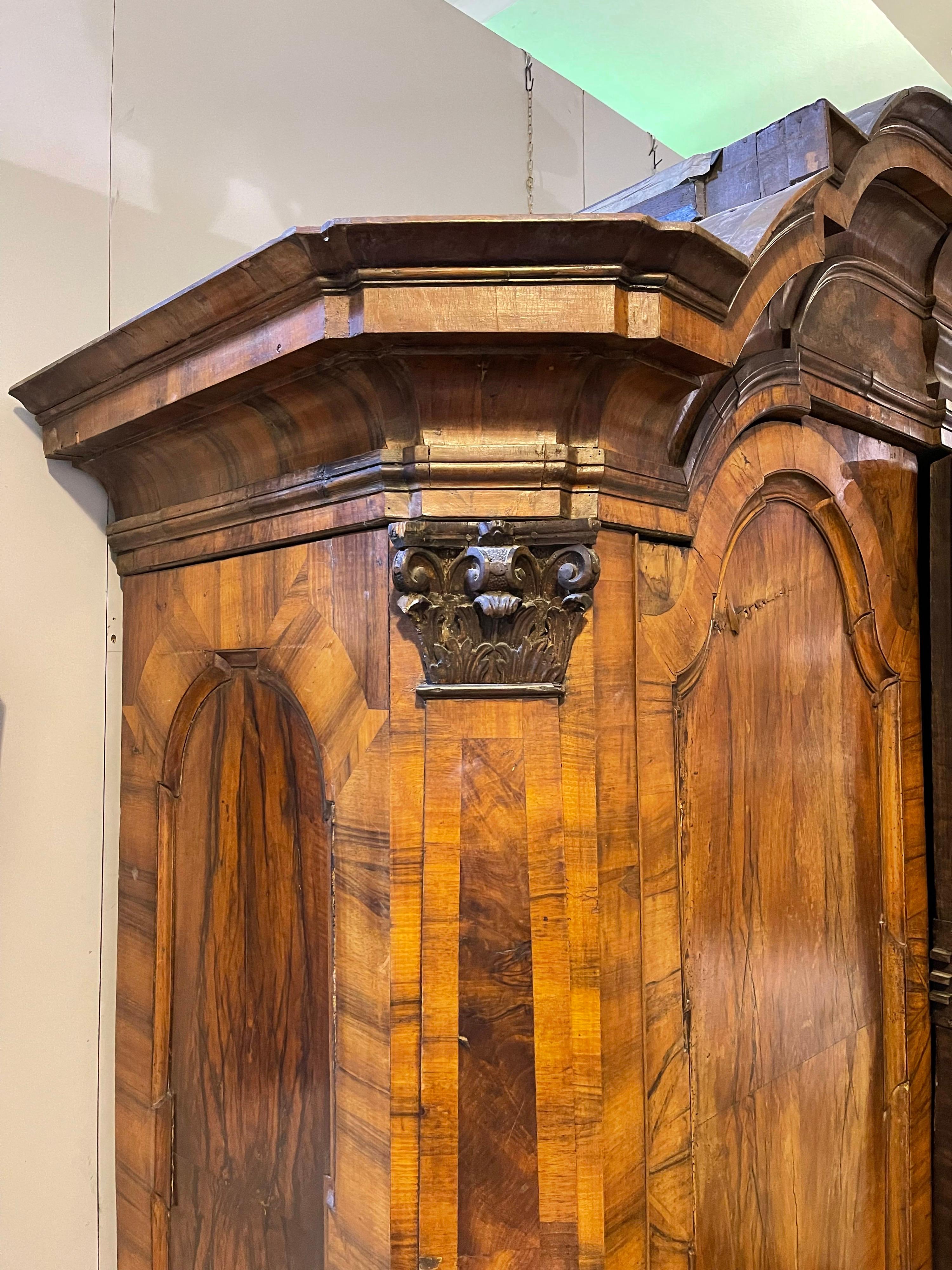 Beeindruckender und monumentaler Barockschrank aus Nussbaumholz aus der Zeit um 1750 im Angebot 3