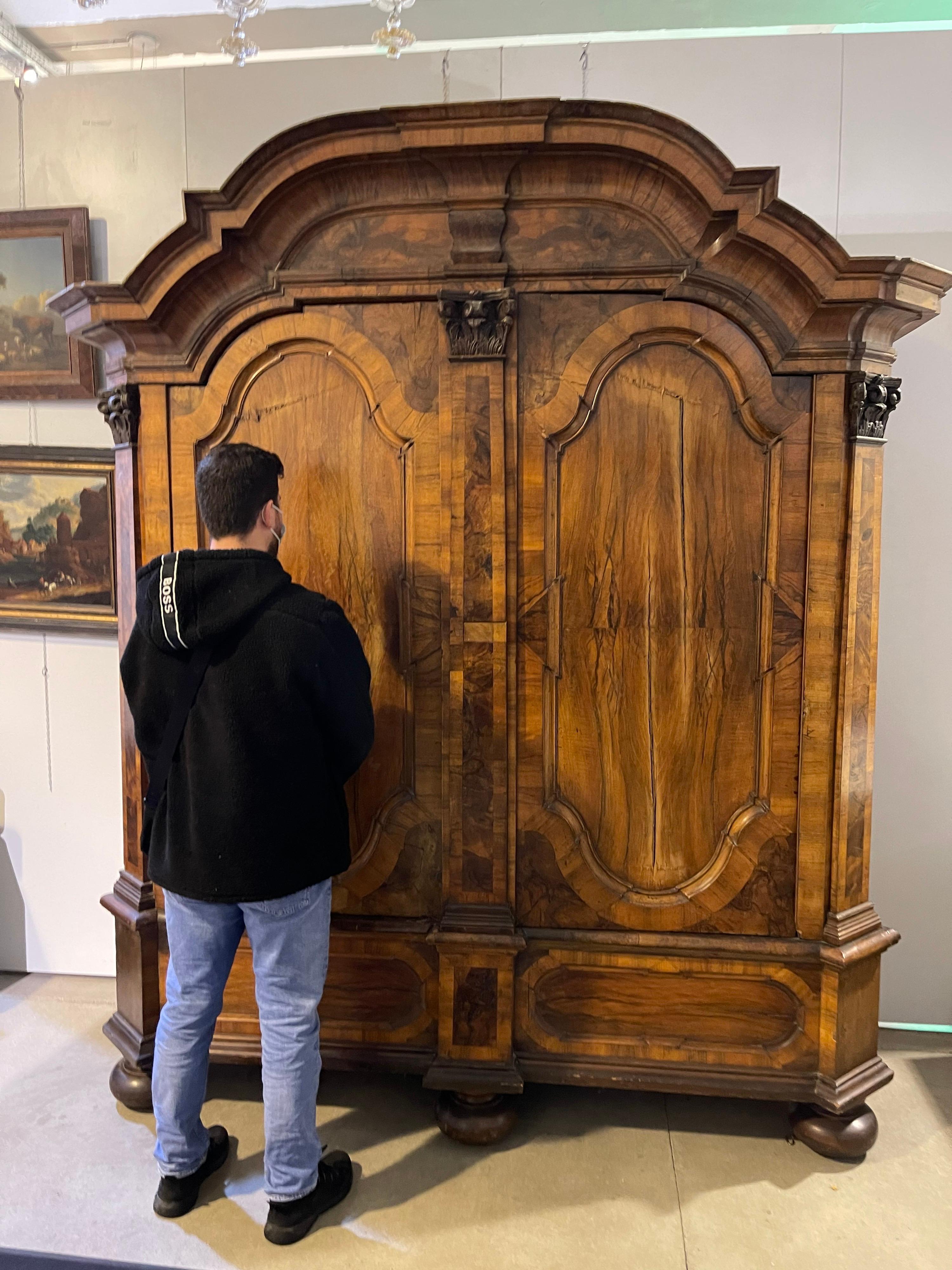 Beeindruckender und monumentaler Barockschrank aus Nussbaumholz aus der Zeit um 1750 im Angebot 11