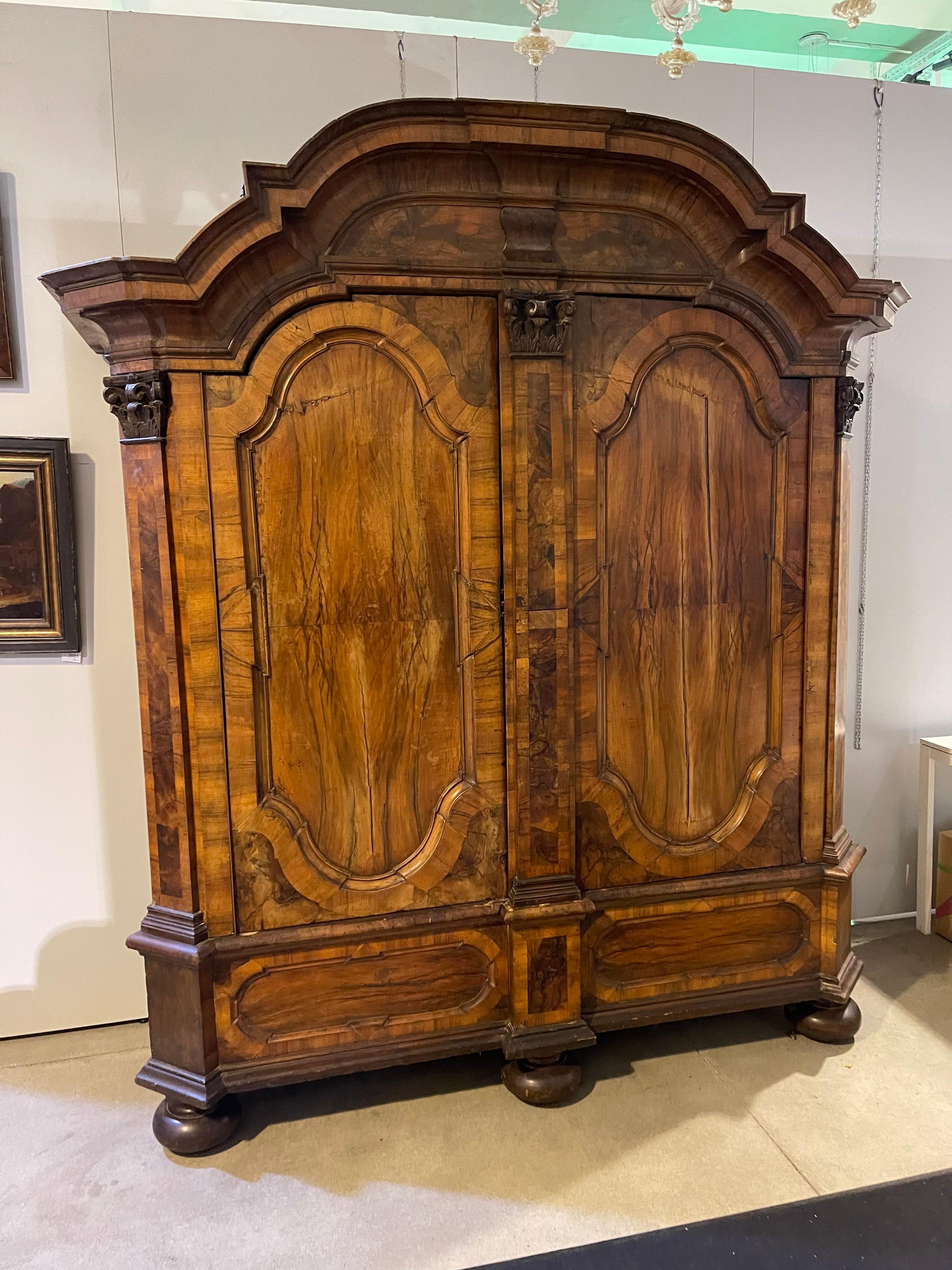 Impresionante y Monumental Armario Barroco de Alrededor de 1750, Nogal siglo XVIII en venta