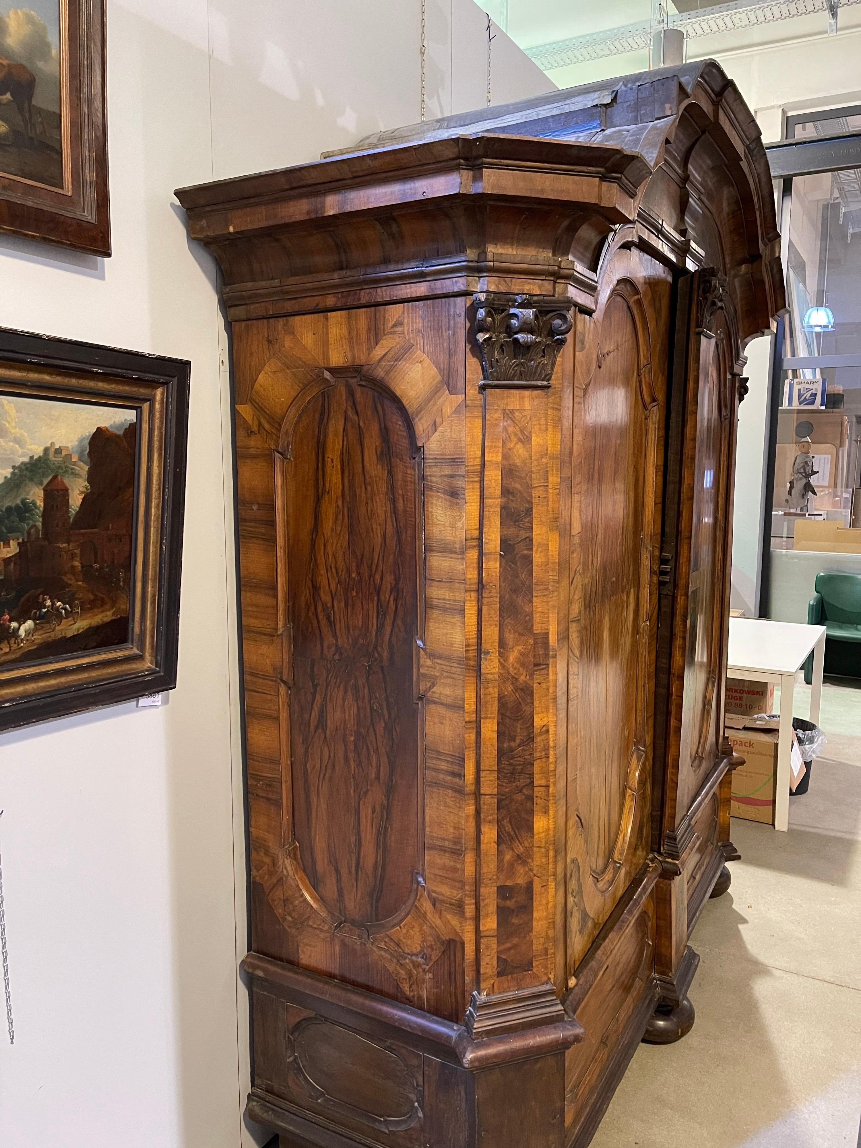 Beeindruckender und monumentaler Barockschrank aus Nussbaumholz aus der Zeit um 1750 im Angebot 2