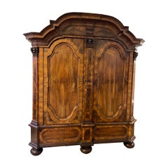 Impressionante e monumentale mobile barocco del 1750 circa, in noce