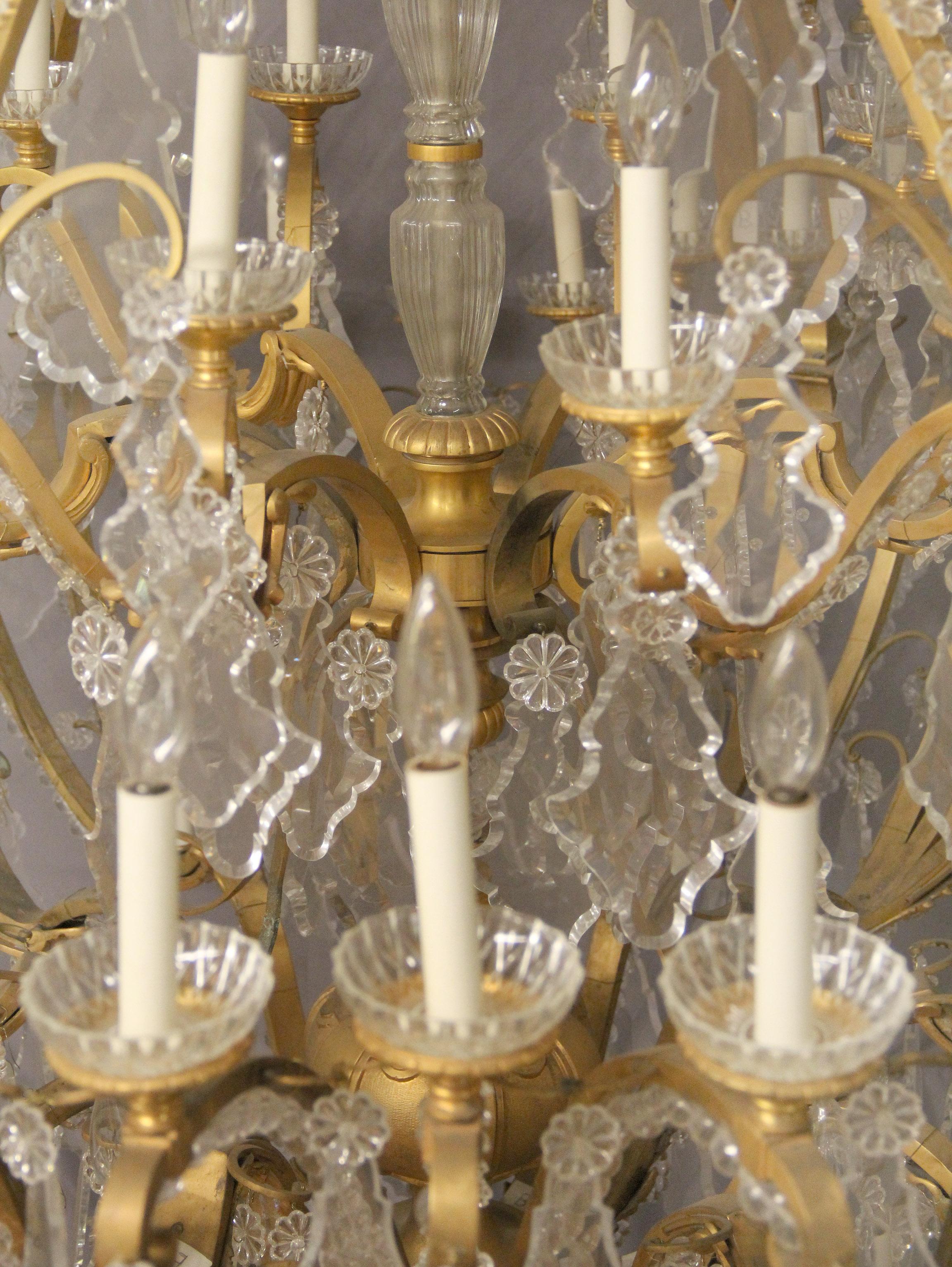 Beeindruckender und palastartiger 48-Licht-Kronleuchter aus vergoldeter Bronze und Kristall aus dem 19. Jahrhundert (Vergoldet) im Angebot