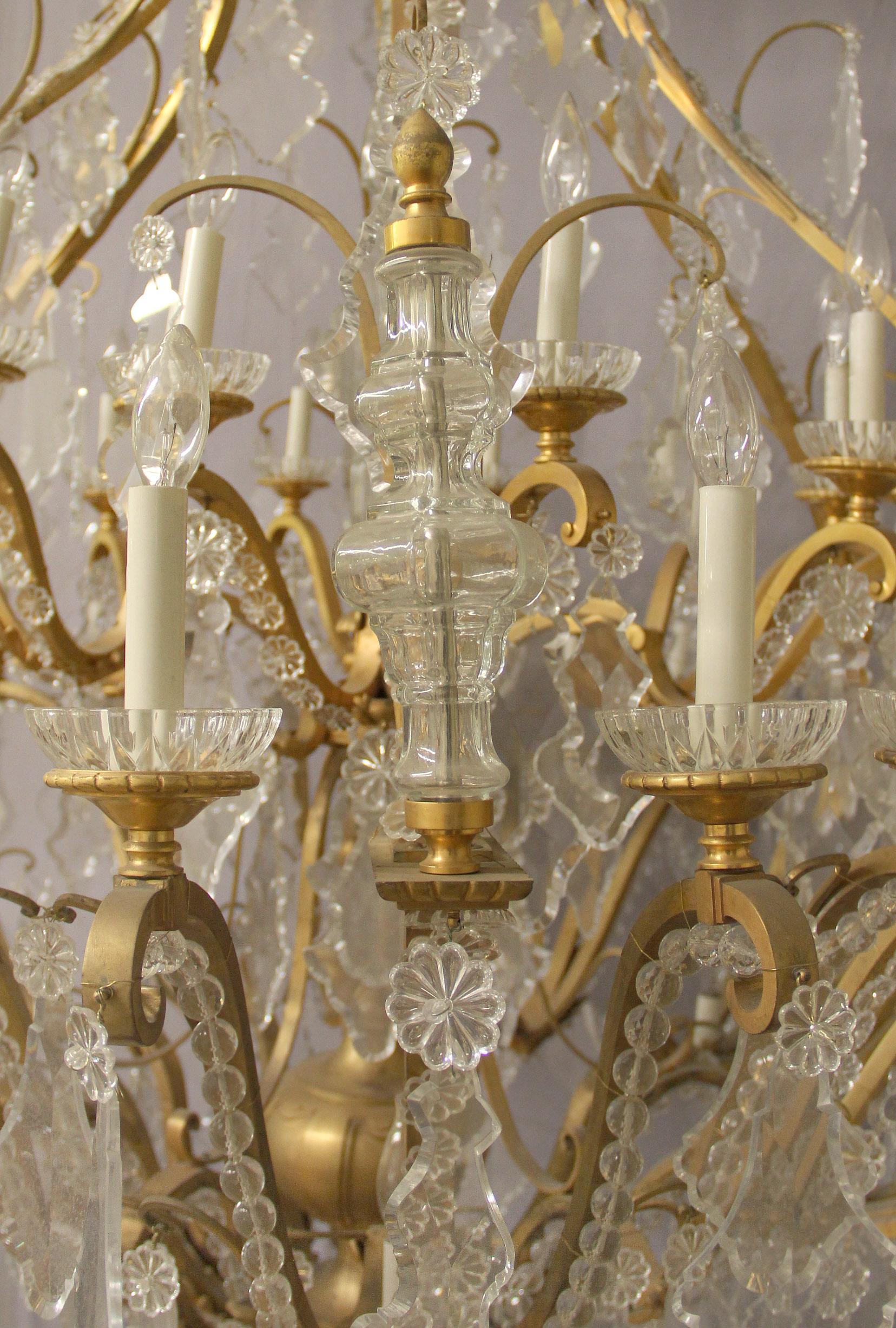 Beeindruckender und palastartiger 48-Licht-Kronleuchter aus vergoldeter Bronze und Kristall aus dem 19. Jahrhundert im Angebot 1