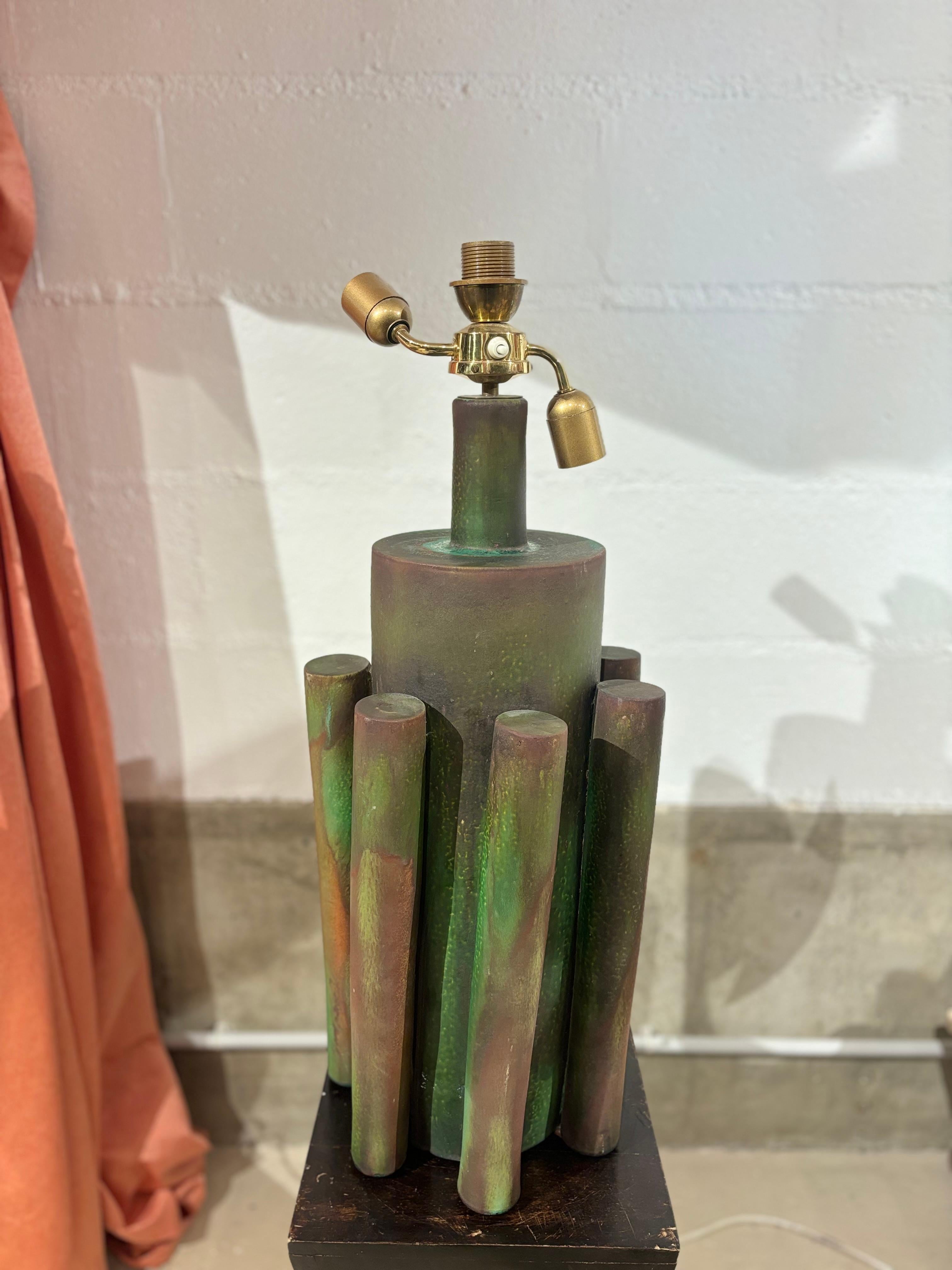 Incroyable lampe à poser à colonnades par Suzanne Ramié, Madoura vers 1965. 
