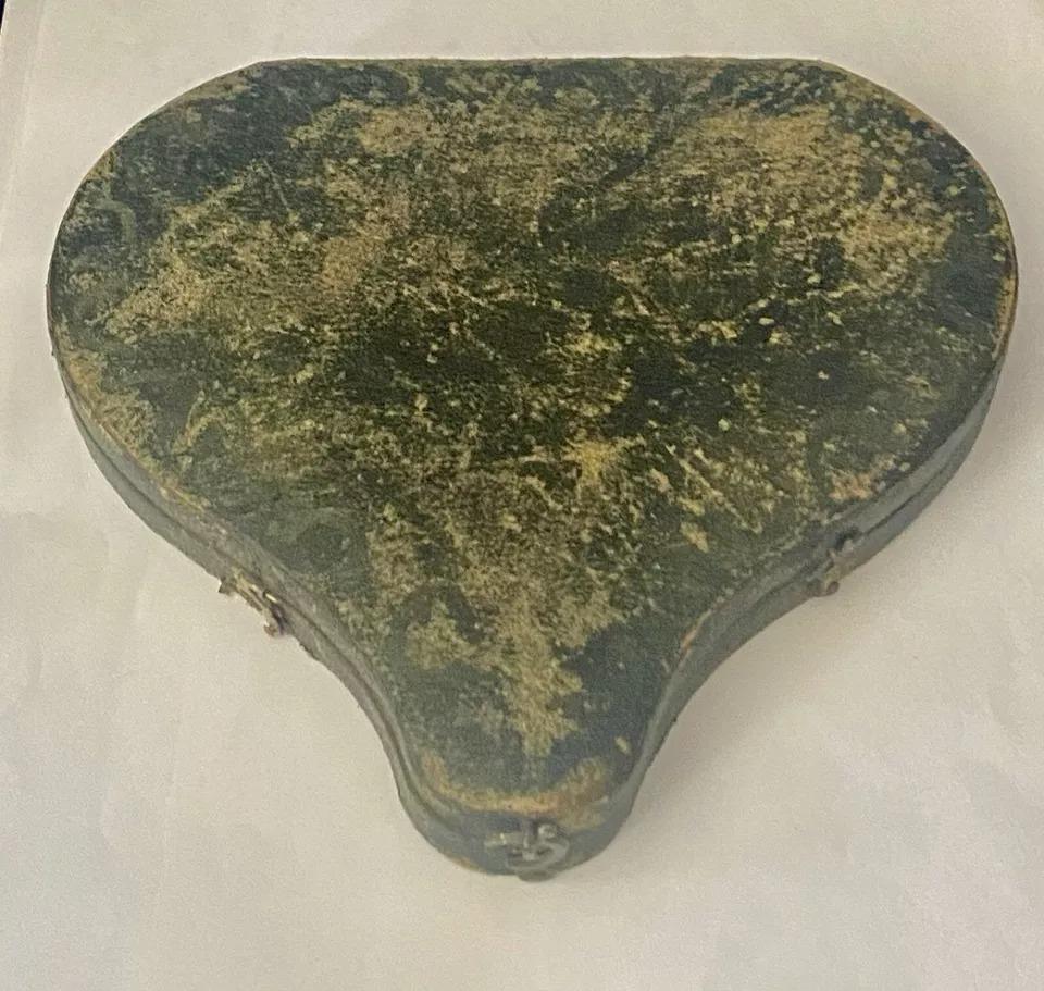 Impressionante collana antica austro-ungarica di perle smaltate con più gemme

Si tratta di un'impressionante collana antica proveniente dall'Austria-Ungheria che presenta un intricato disegno con smalto d'argento, perle e gemme varie, nella sua