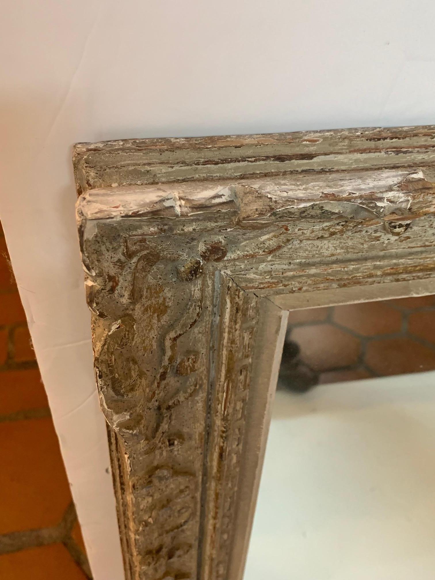 Beeindruckender antiker französischer Spiegel aus geschnitztem Holz mit Originalfarbe im Zustand „Gut“ in Hopewell, NJ