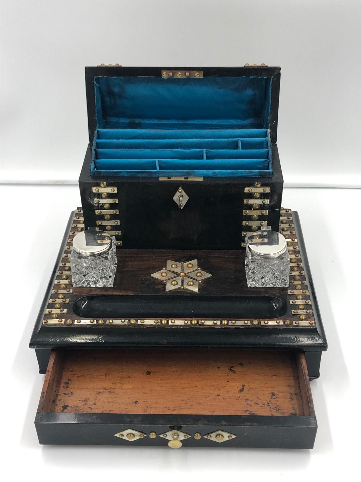 Impressionnant bureau ancien en nacre et Coromandel datant de l'époque victorienne. Le coffret s'ouvre pour révéler un intérieur bleu, devant lequel se trouvent deux encriers en verre taillé à couvercle argenté et un plumier au-dessus d'un seul