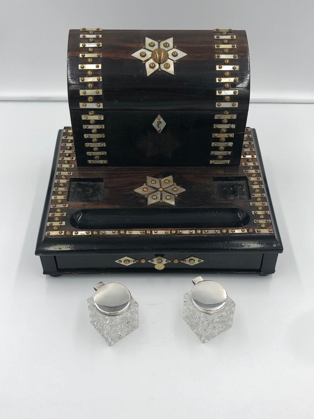 XIXe siècle Impressionnant Stand de bureau Coromandel antique en vente