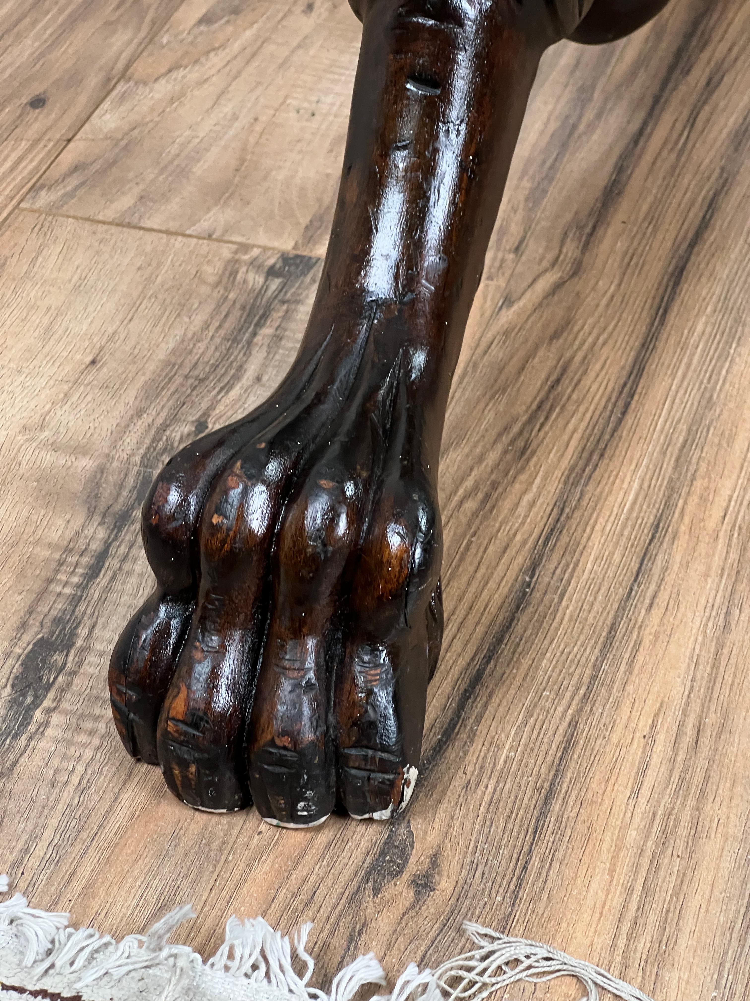 Impressionnant miroir chevaleresque de style Empire américain datant d'environ 1840, délicieusement sculpté de motifs d'acanthes et de roses de barbarie. Le miroir ovale est encadré d'un riche acajou foncé et soutenu par des montants tournés et