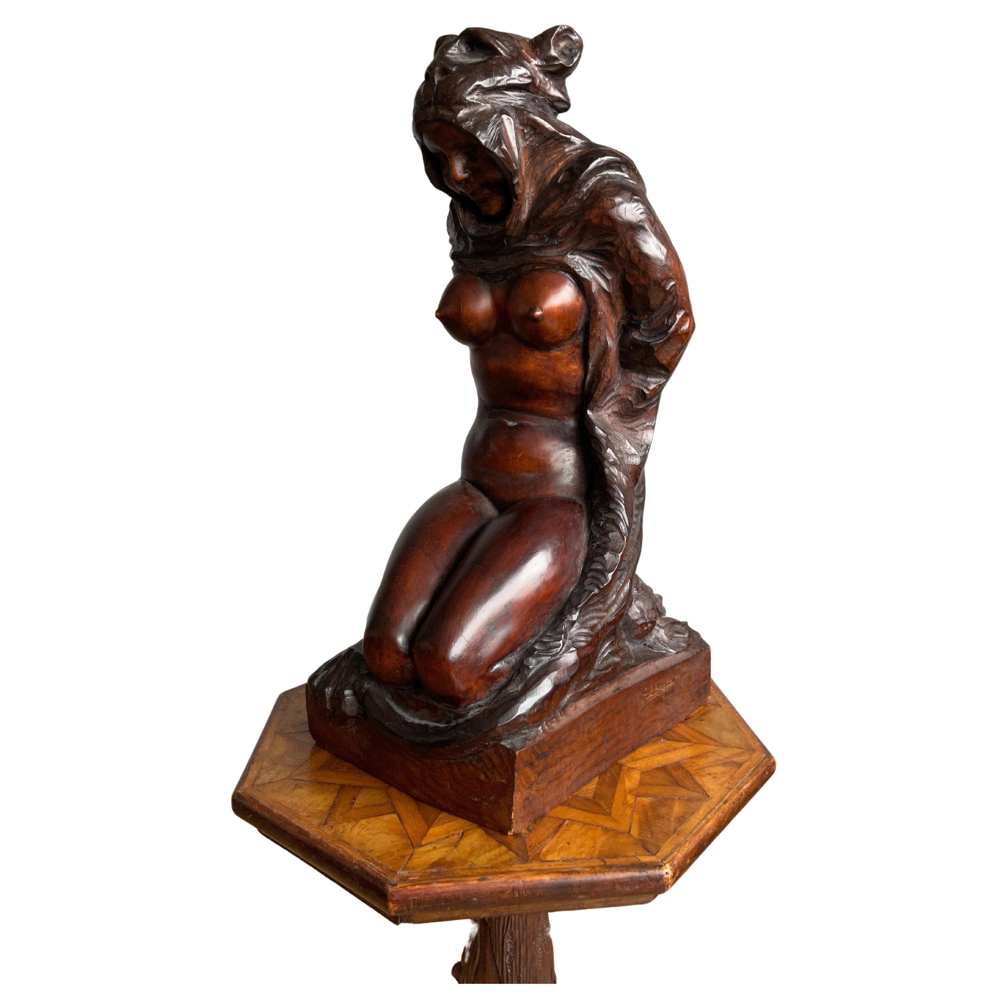 Impressionante scultura antica di nudo femminile amazzonico con. Pelle di grande gatto / tigre drappeggiata in vendita
