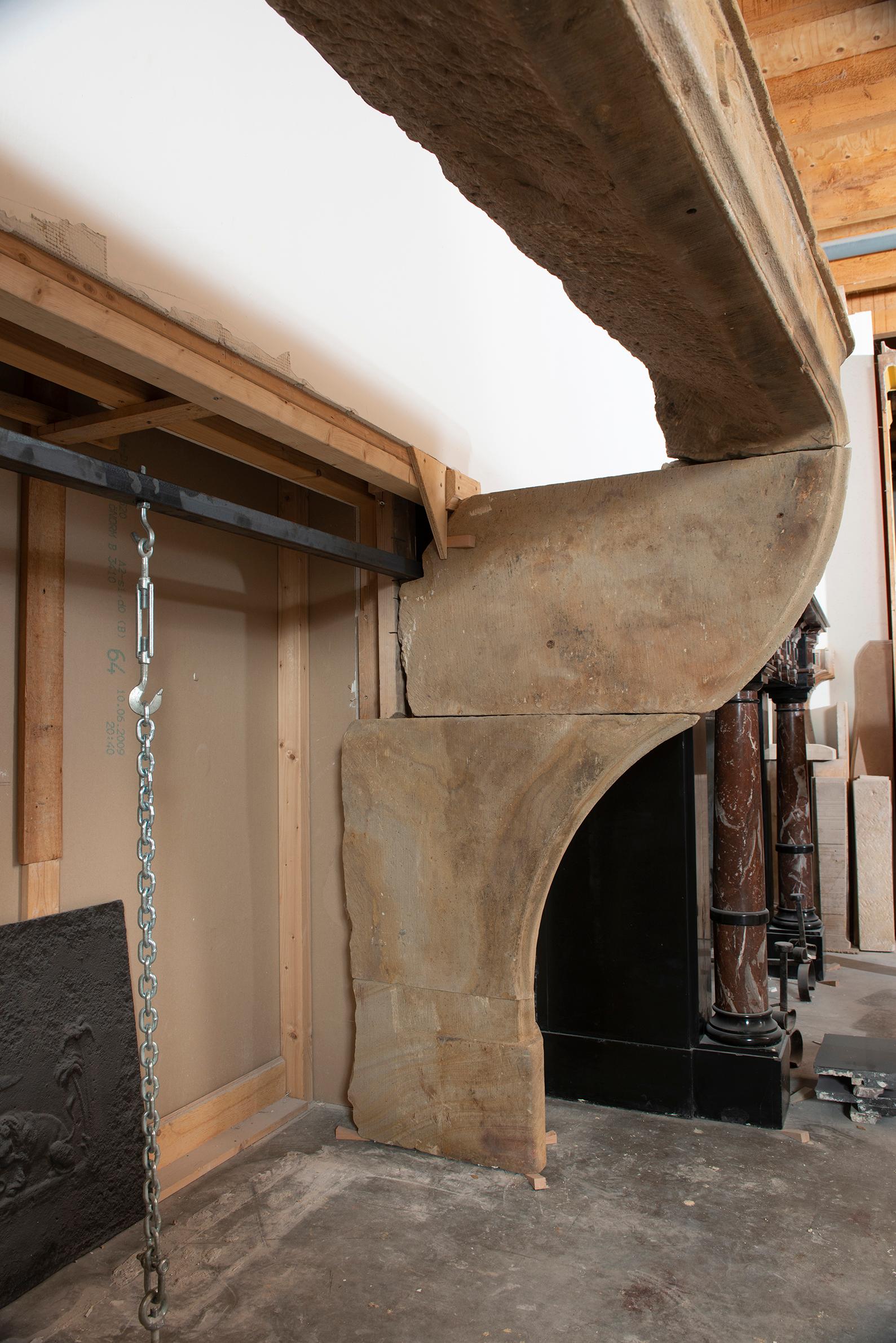 Impressionnante cheminée française ancienne de style Louis XV en vente 4