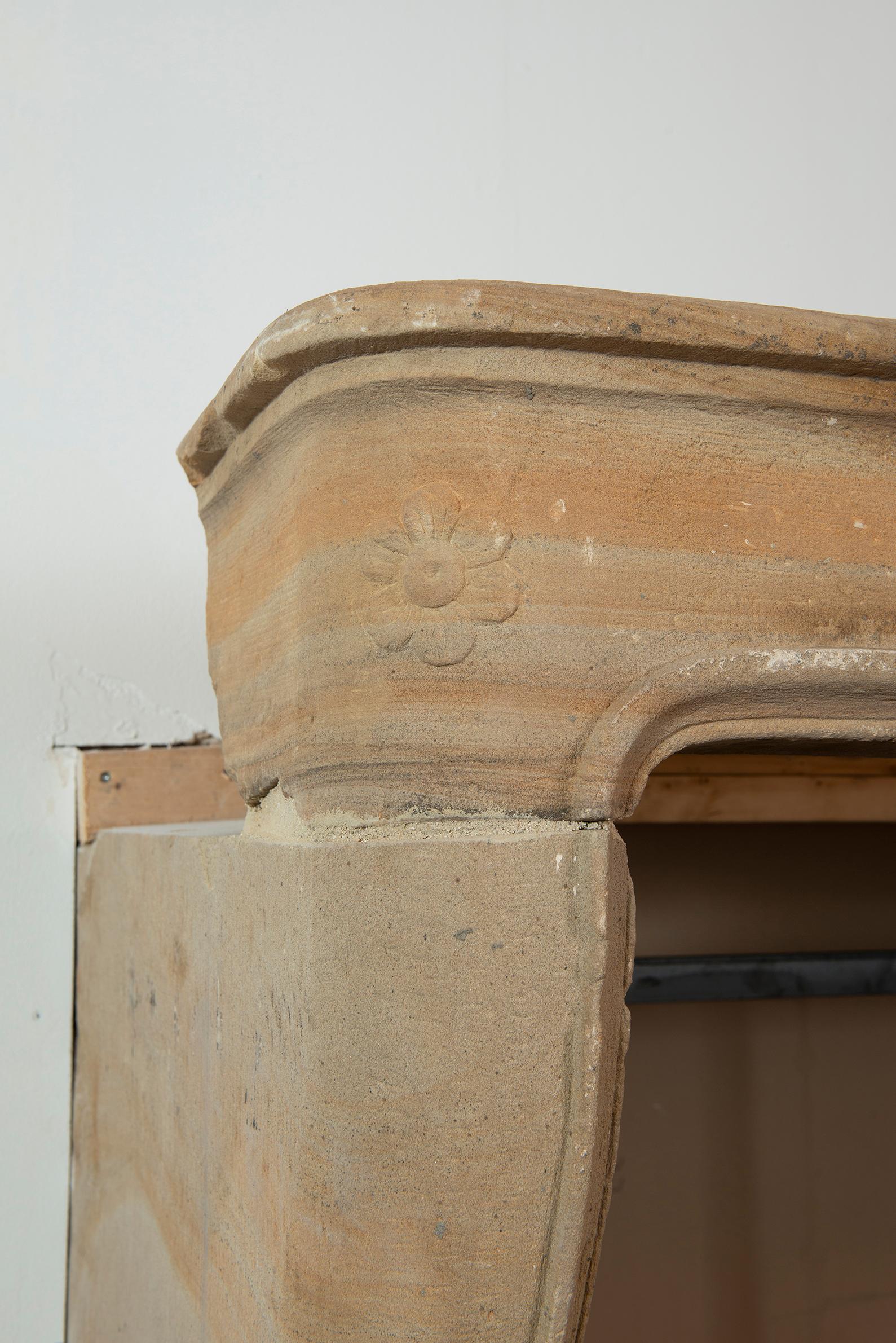 Impressionnante cheminée française ancienne de style Louis XV en vente 10