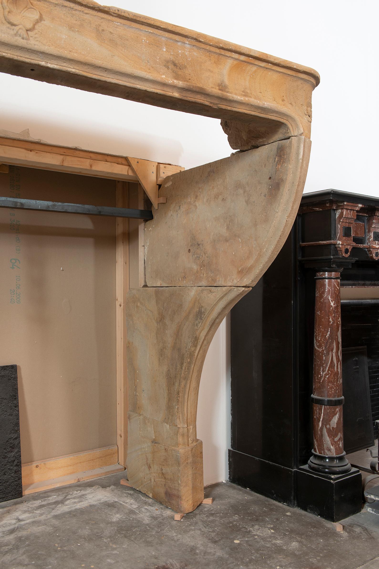 Grès Impressionnante cheminée française ancienne de style Louis XV en vente