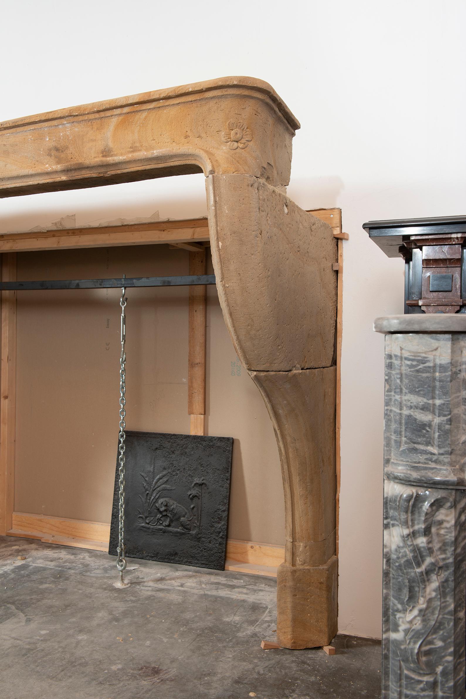Impressionnante cheminée française ancienne de style Louis XV en vente 2