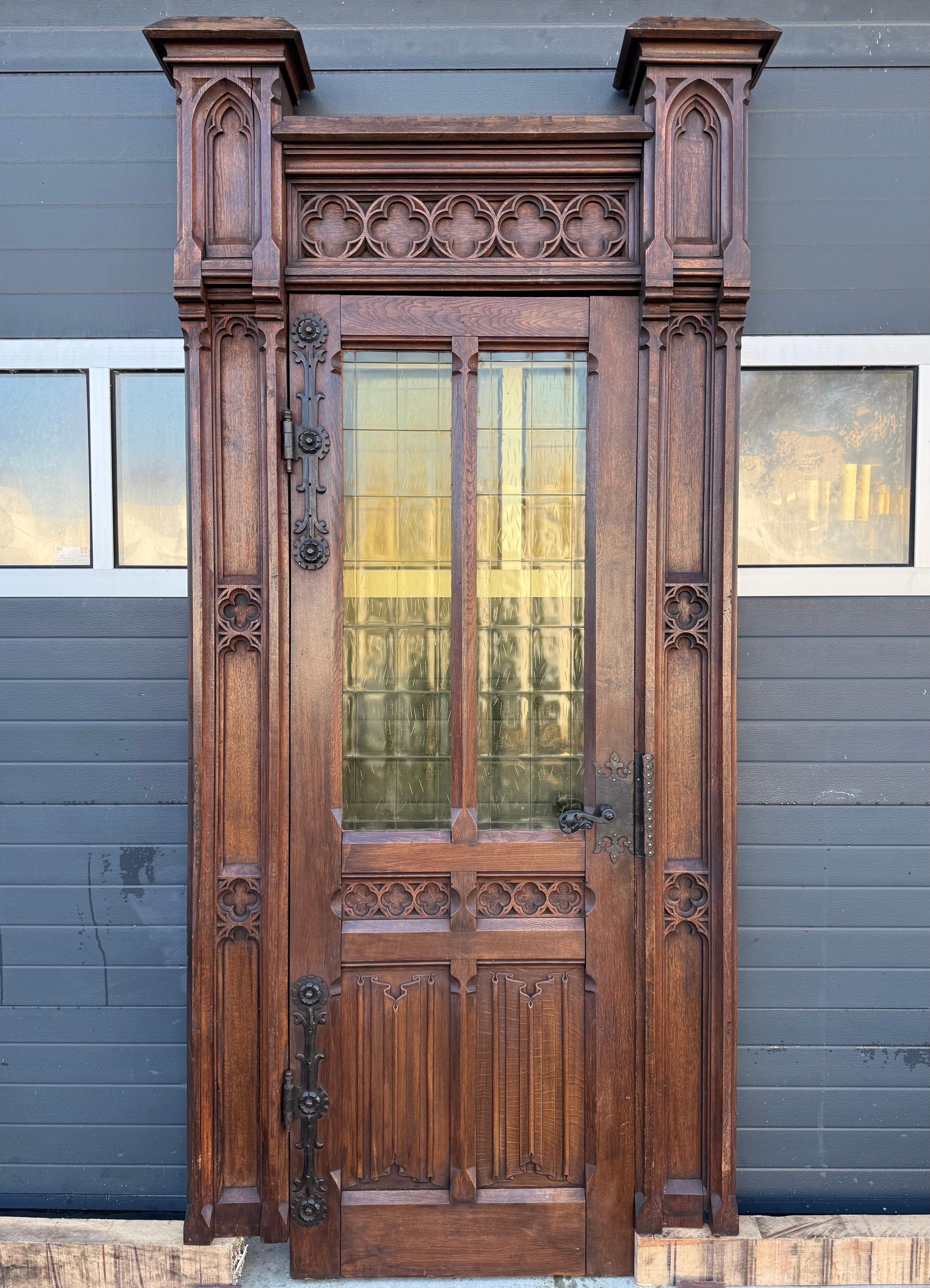 Atemberaubende gotische Architekturtür mit starken Eisenbeschlägen im Originalrahmen.

Diese auffällige, vollständig handgeschnitzte Tür war ursprünglich wahrscheinlich Teil einer Kirche oder eines Klosters, und die Verarbeitung ist unübertroffen.