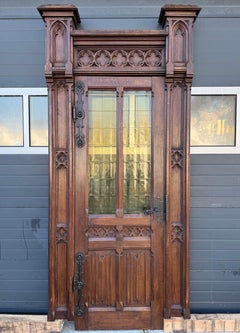 Beeindruckende antike handgeschnitzte Eichenholztür im gotischen Revival-Stil mit Wandrahmen