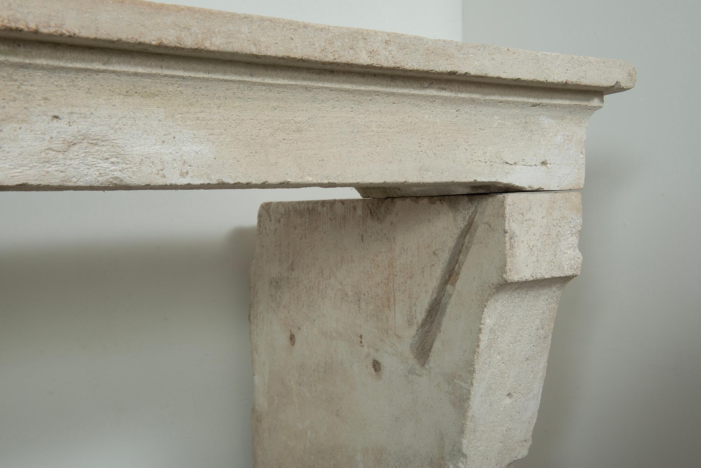 Impresionante Repisa de Chimenea de Piedra Caliza Antigua en venta 5