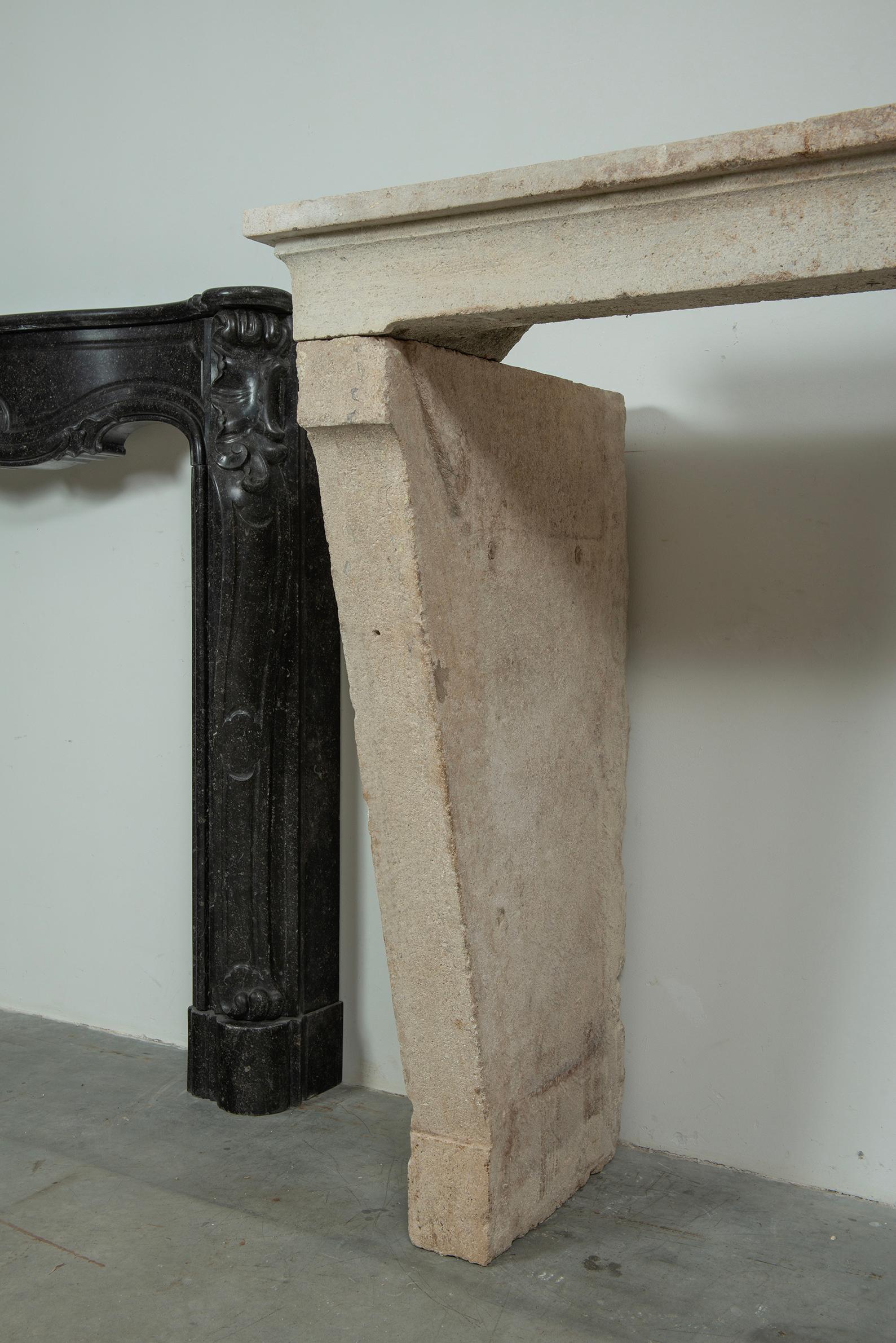 Impresionante Repisa de Chimenea de Piedra Caliza Antigua en venta 6