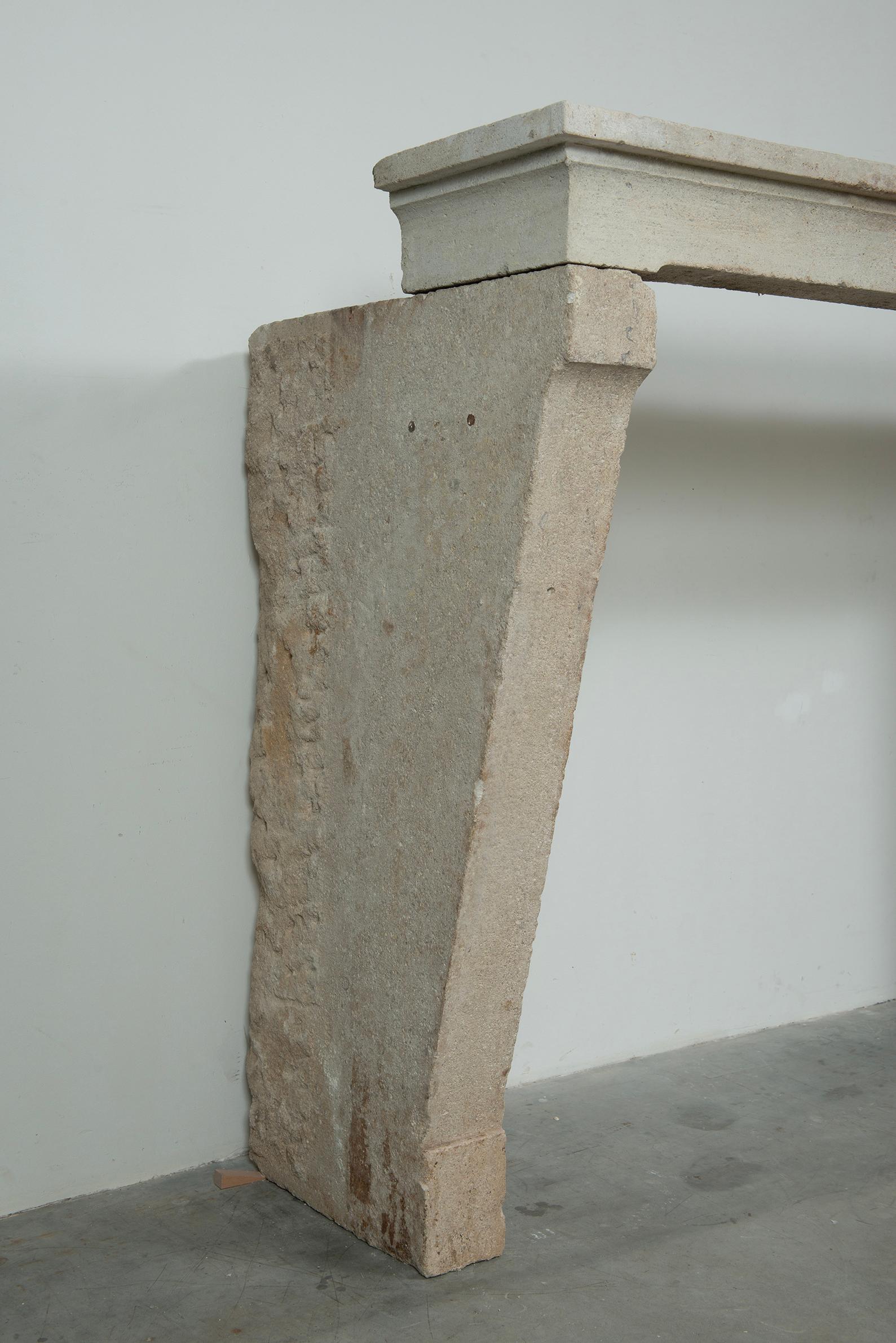 Impresionante Repisa de Chimenea de Piedra Caliza Antigua en venta 9