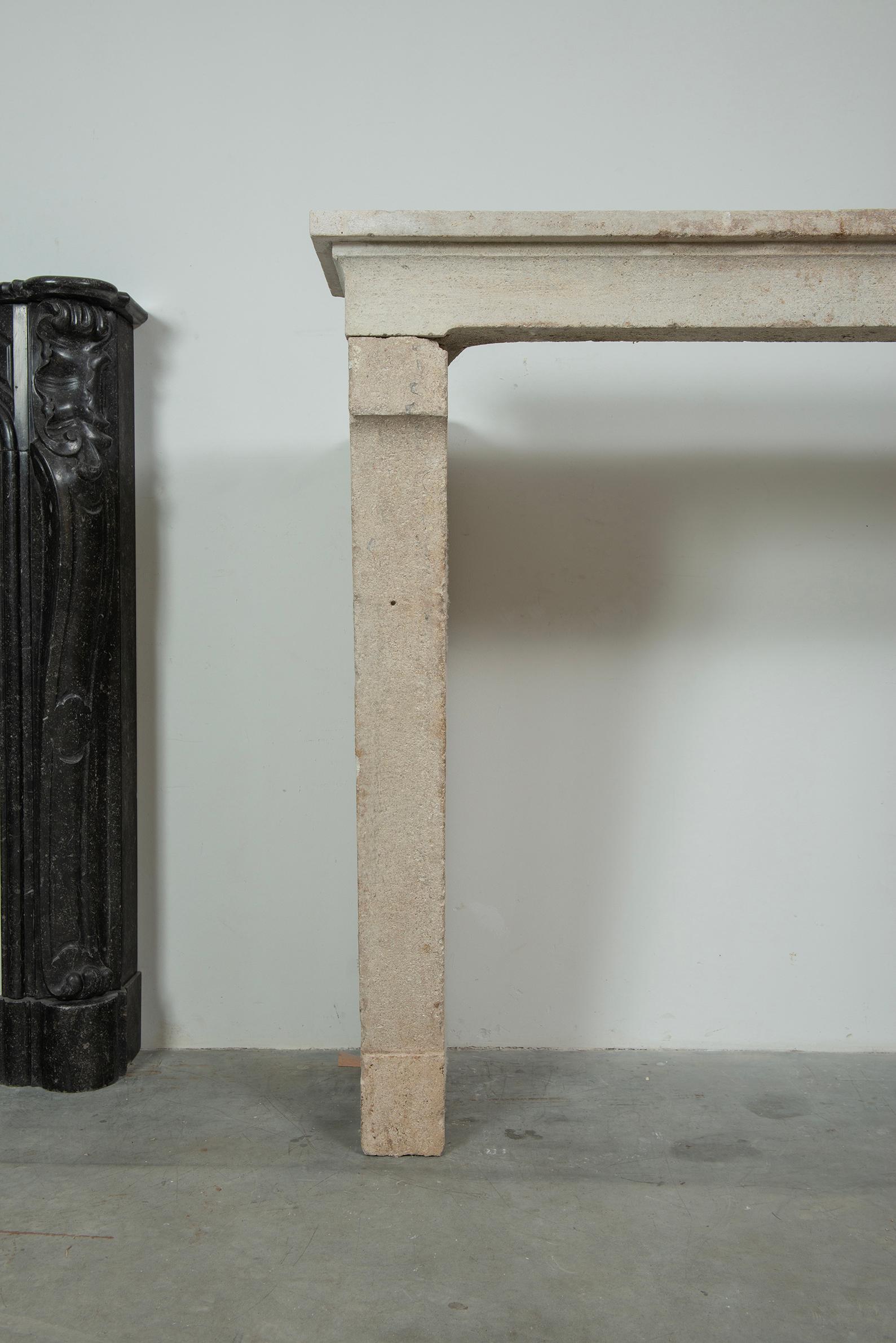 Impresionante Repisa de Chimenea de Piedra Caliza Antigua en venta 10