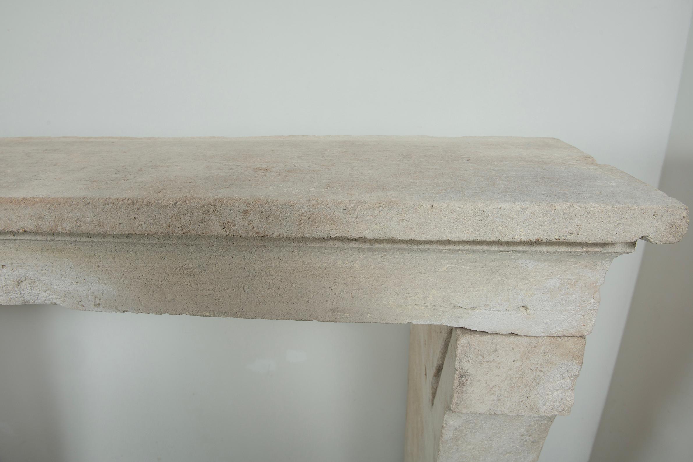 Impresionante Repisa de Chimenea de Piedra Caliza Antigua en venta 14