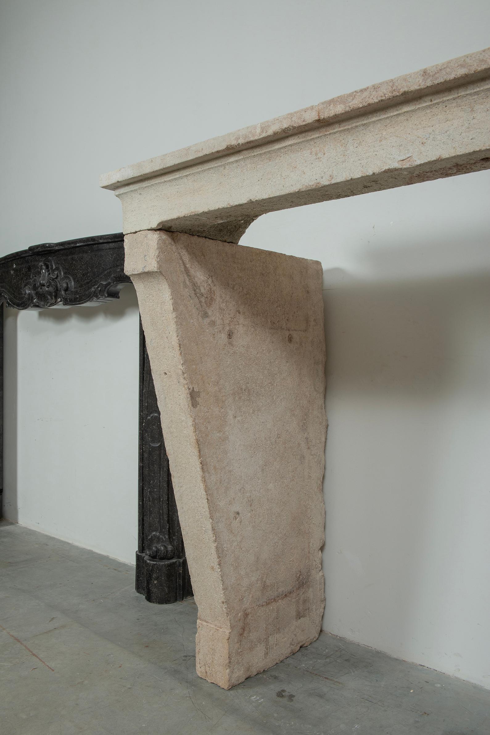 Impresionante Repisa de Chimenea de Piedra Caliza Antigua en venta 15