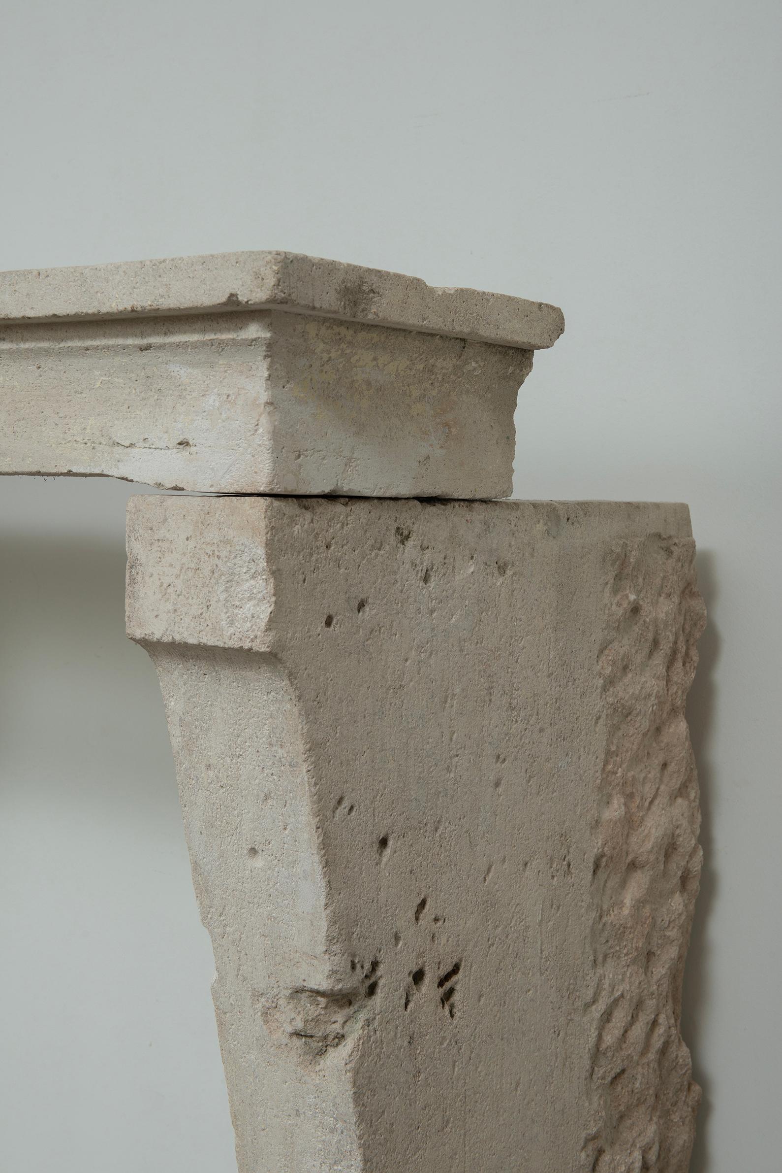 Impresionante Repisa de Chimenea de Piedra Caliza Antigua siglo XIX en venta