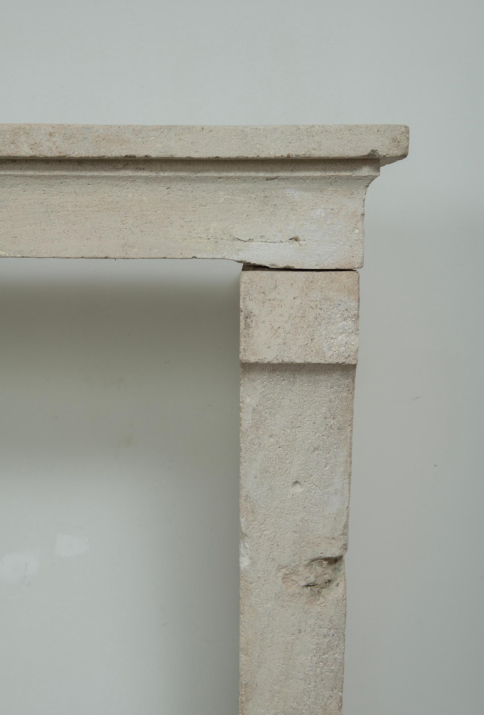 Impresionante Repisa de Chimenea de Piedra Caliza Antigua en venta 2