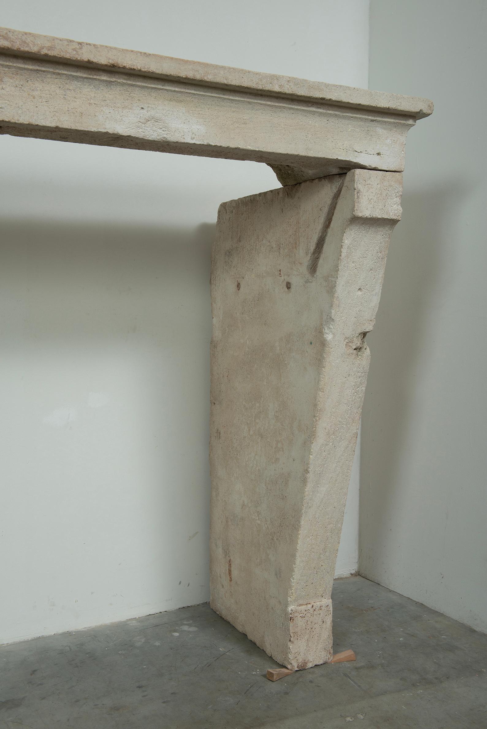 Impresionante Repisa de Chimenea de Piedra Caliza Antigua en venta 4