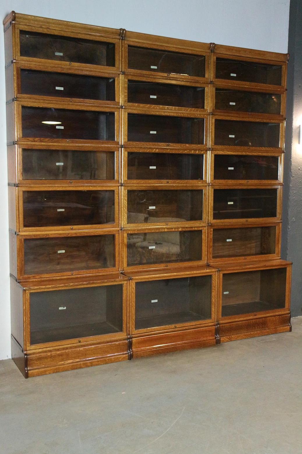 Large antique oak Globe Wernicke bookcase in perfect condition. The cabinet consists of 21 stackable parts of which the bottom cabinet is a particularly large one (deep and high). This size is very rare.
Origin: England
Period: Approx.