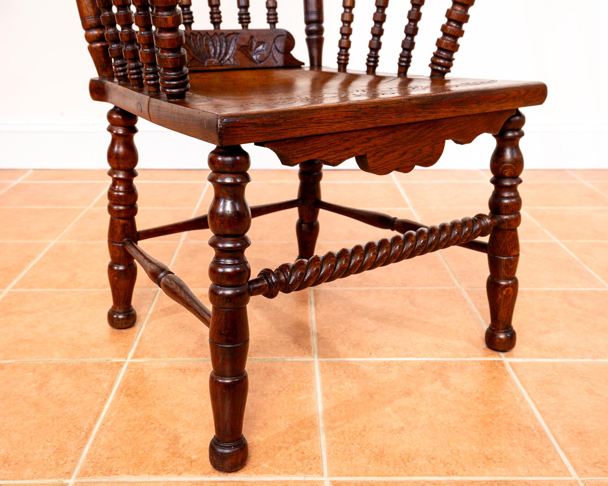 Intagliato a mano Impressionante Sedia Windsor antica in Oak Country Poltrona Fanback antica da caminetto in vendita