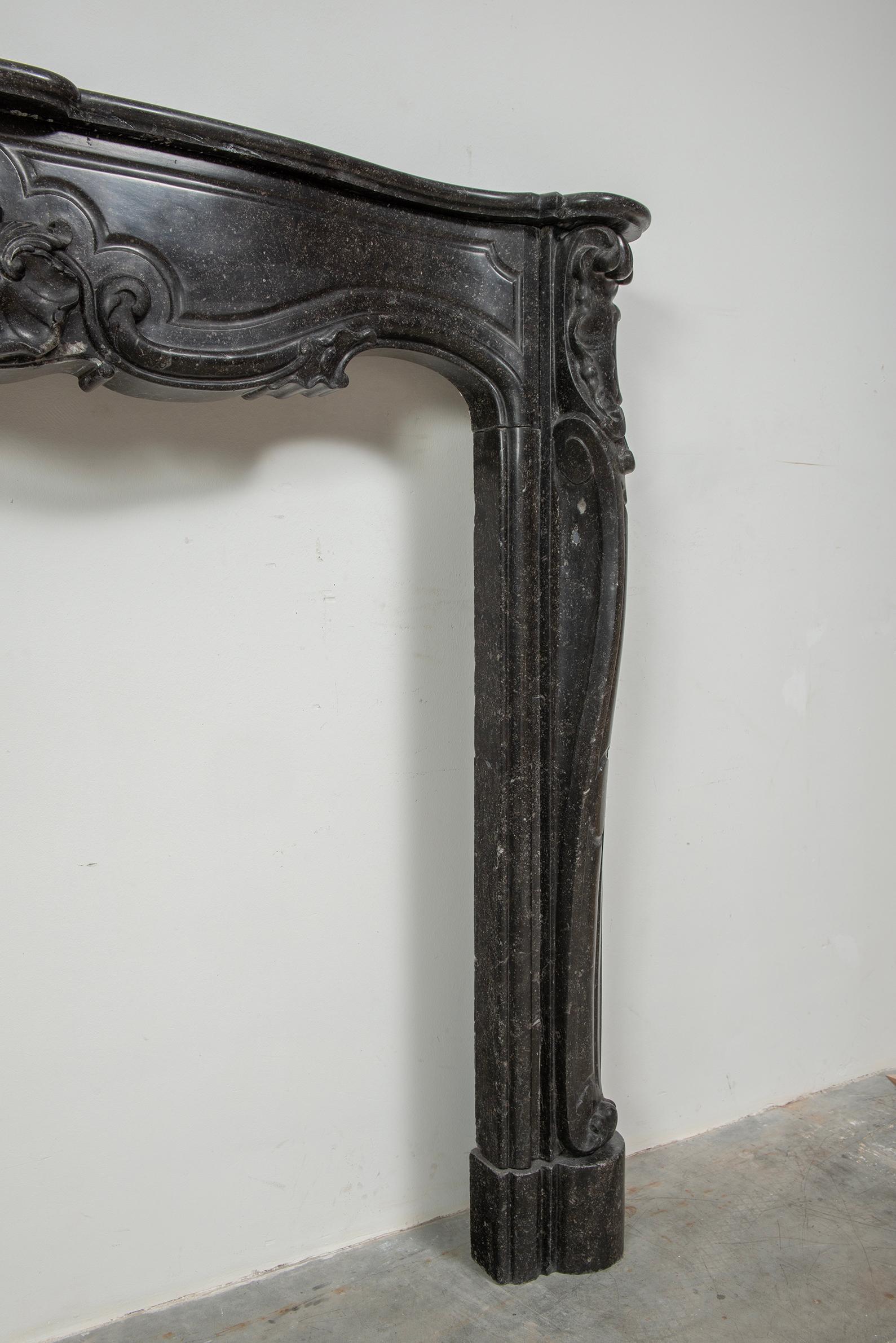 Impresionante Repisa de chimenea rococó antigua en venta 3
