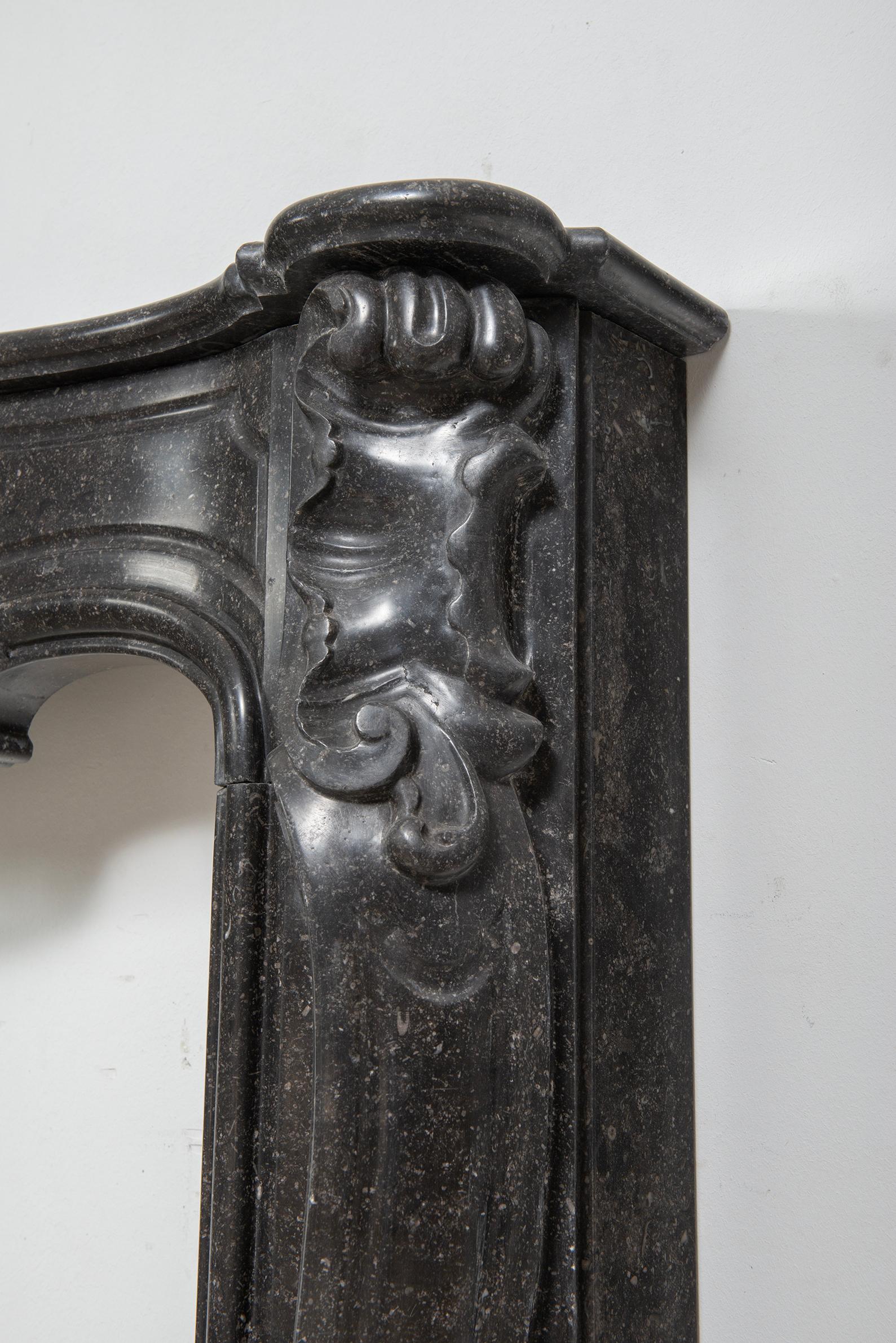 Impresionante Repisa de chimenea rococó antigua en venta 1