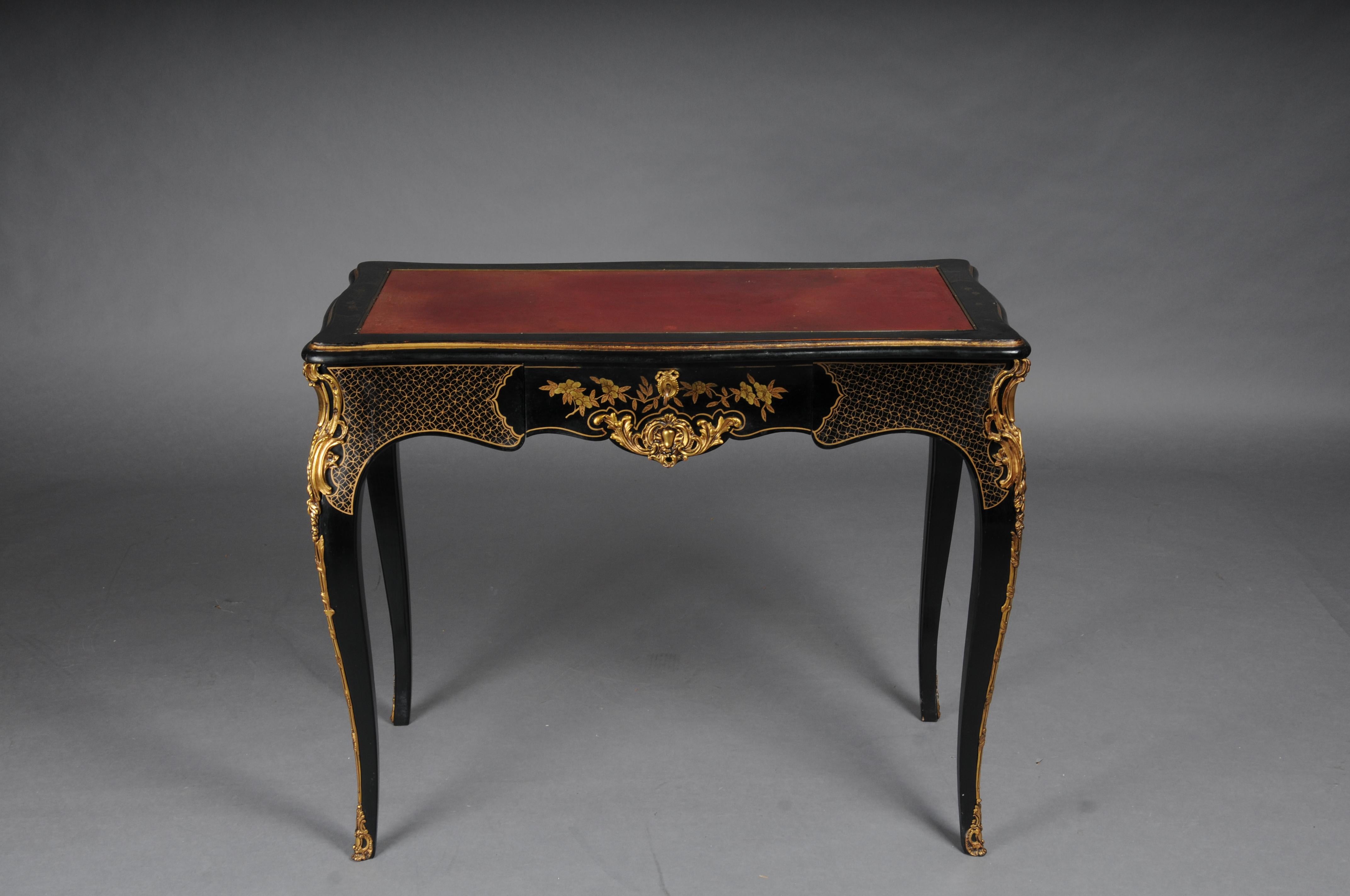 Impressive antique desk, ebonized around 1870, Napoleon III

Elegant bureau plat/desk  Extremely fine, floral, bronze fittings. slightly curved, three-edged frame base with wide knee patch on elegantly curved squares in sabots. Slightly protruding,