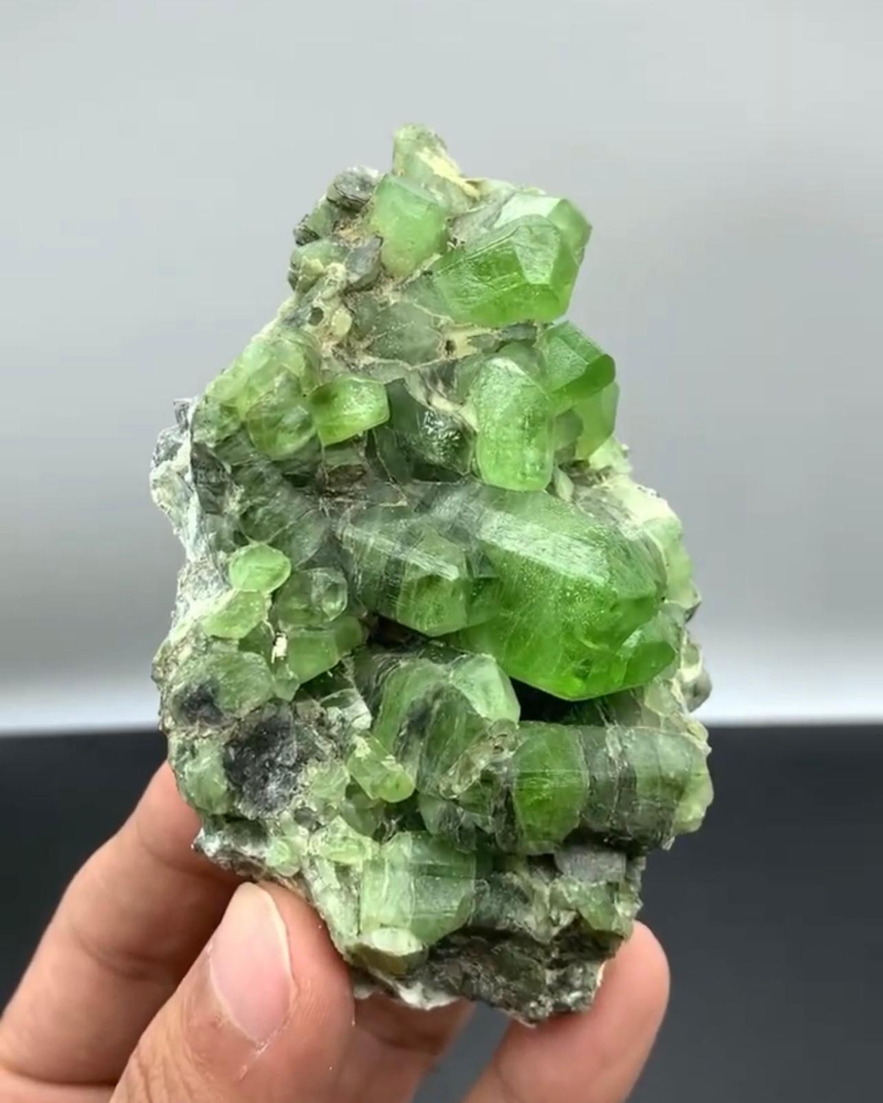 Información sobre el producto:

Tipo de espécimen: Cristales de Peridoto

Peso: 320 gramos

Dimensiones: Alto: 10,5 x Ancho: 6 x Fondo: 4,5 cm 

Origen: Valle de Supat, distrito de Mansehra, provincia de KPK, Pakistán.

Tratamiento: