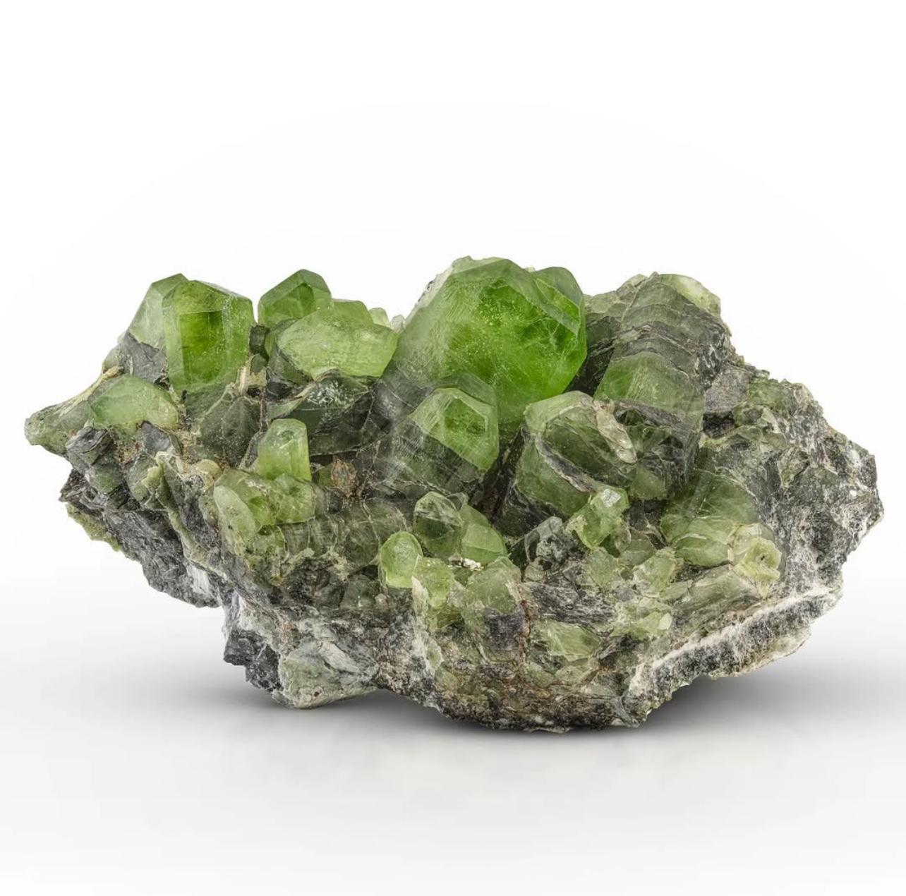 Impresionante Racimo de Cristales de Peridoto Verde Manzana Sobre Matriz Procedente de Pakistán Pakistaní en venta