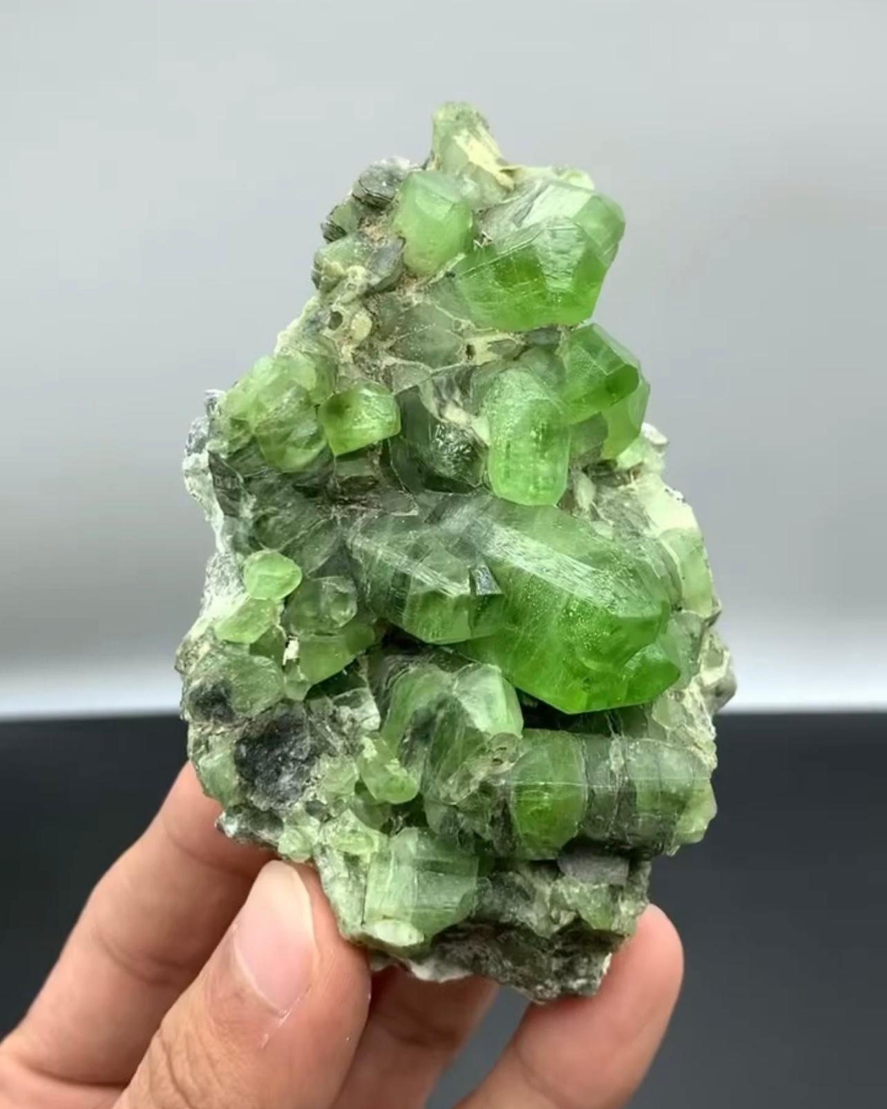 Impresionante Racimo de Cristales de Peridoto Verde Manzana Sobre Matriz Procedente de Pakistán en Bueno estado para la venta en Peshawar, PK