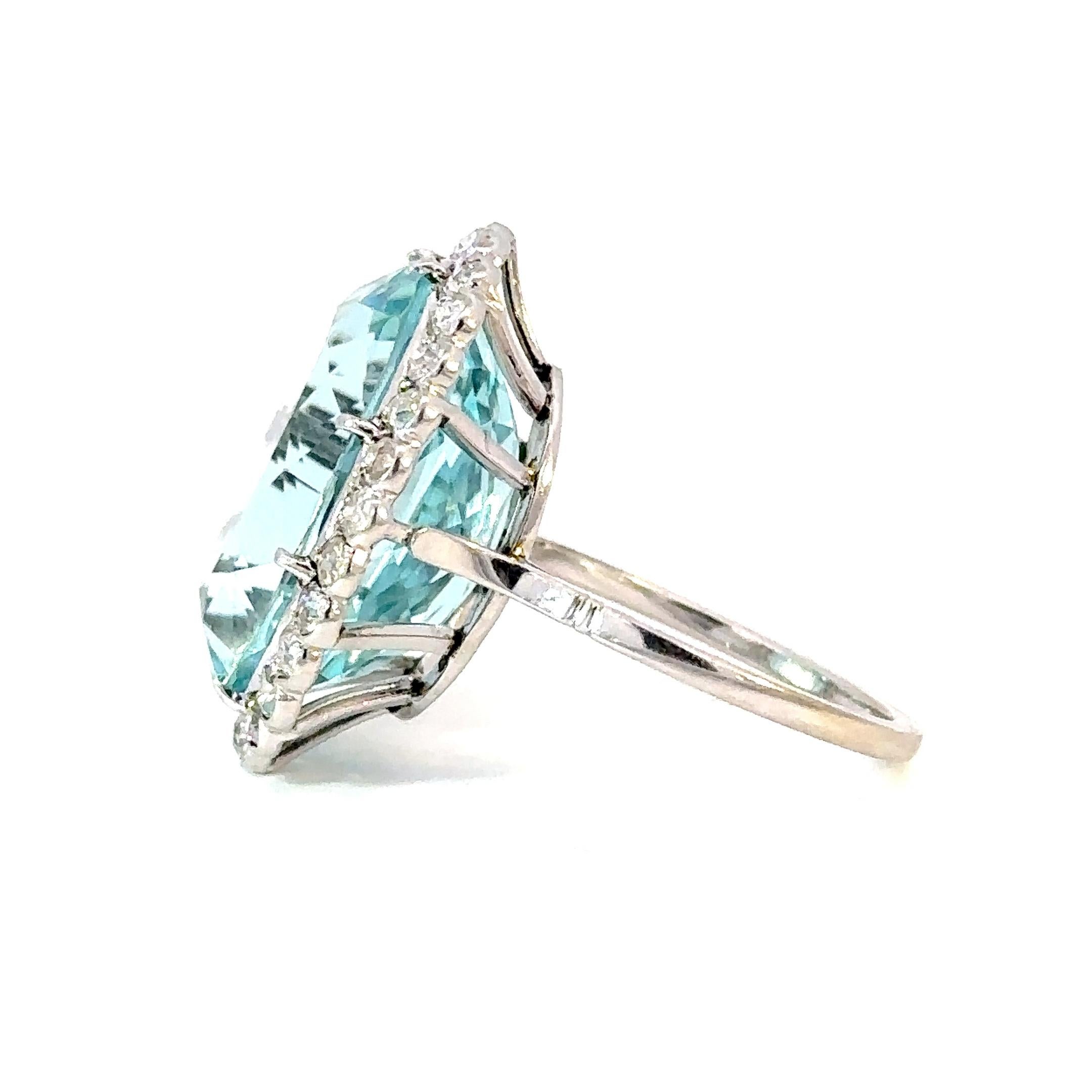 Questo squisito anello vintage è un vero e proprio pezzo forte, che mette in mostra una splendida acquamarina naturale da 14 carati con un'accattivante tonalità verde-blu chiaro. La gemma principale è incastonata in una lussuosa fascia in oro bianco