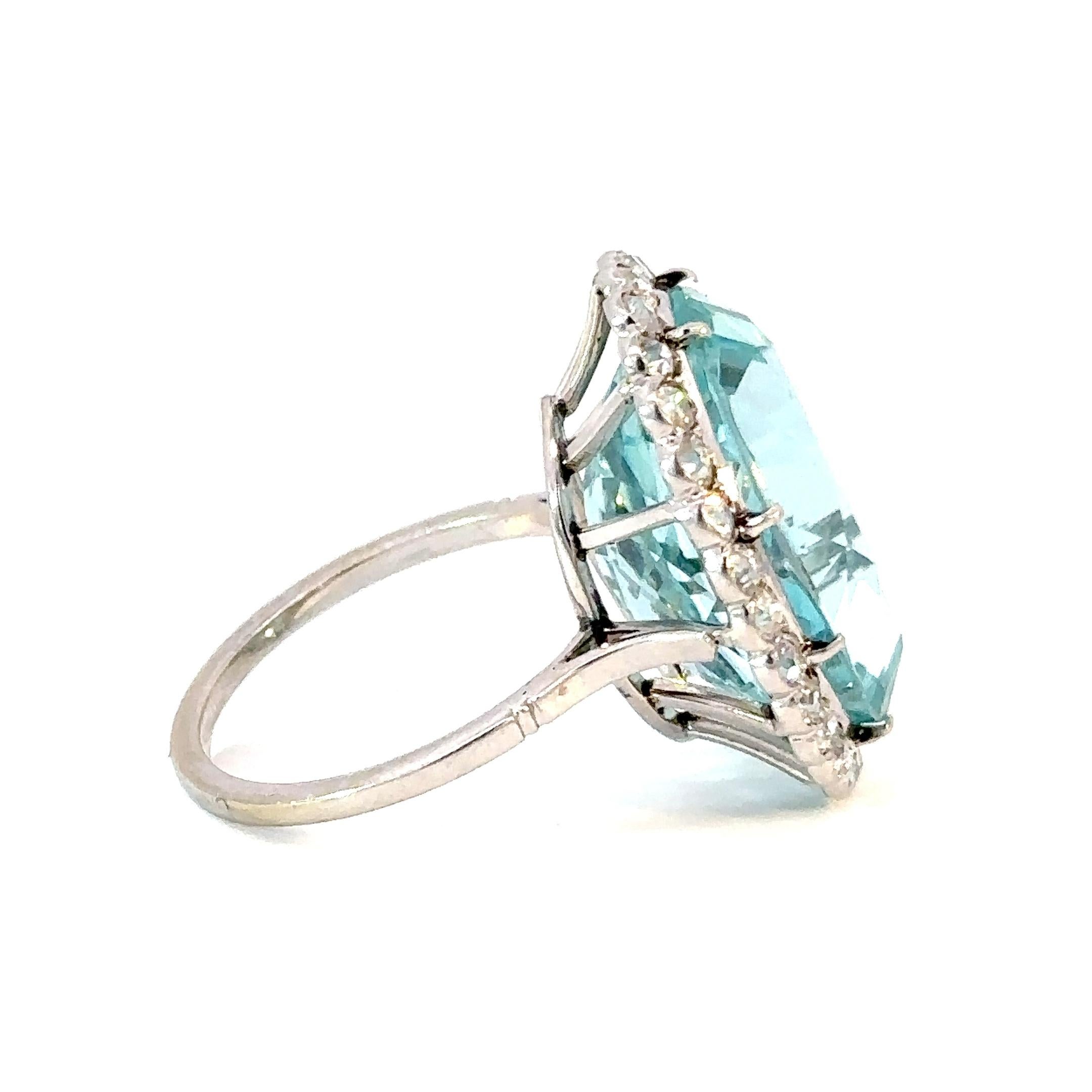 Taglio ovale Impressionante anello con acquamarina e diamanti in oro bianco 18 carati in vendita