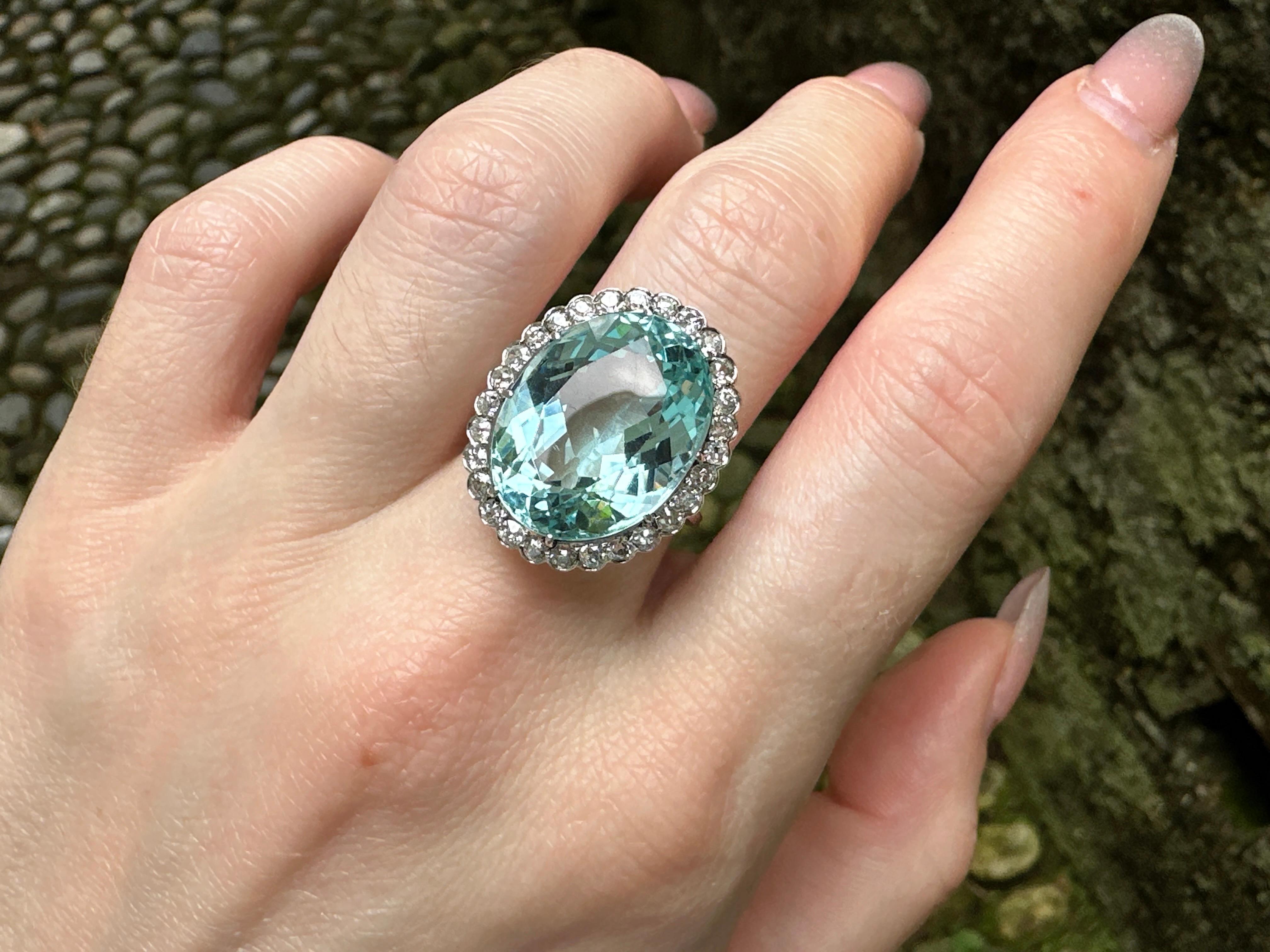 Impressionante anello con acquamarina e diamanti in oro bianco 18 carati In condizioni buone in vendita a Sandnes, NO