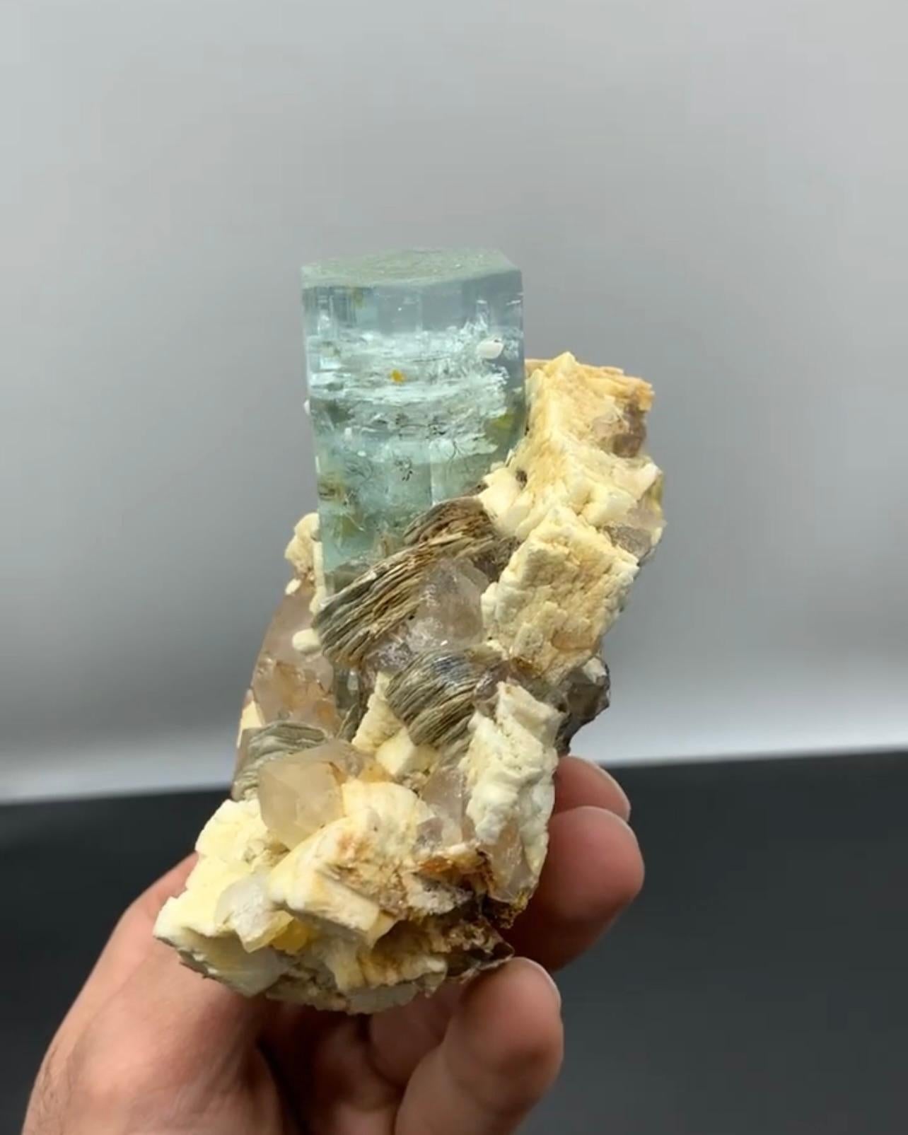 Impressive Aquamarine Crystal Positioned On Albite Matrix From Pakistan In Good Condition For Sale In Peshawar, PK