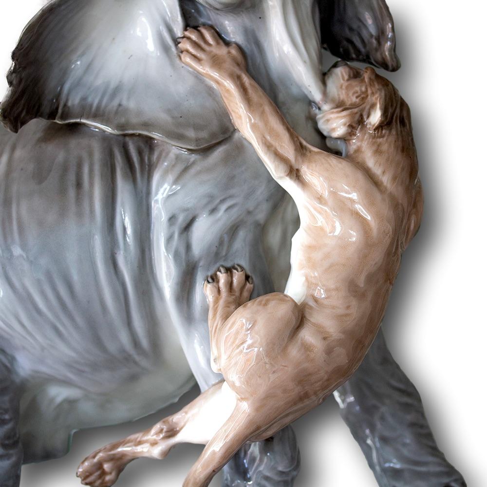 Impresionante Grupo Escultórico Art Decó Ánfora de Elefante y Tigre de Porcelana en venta 3