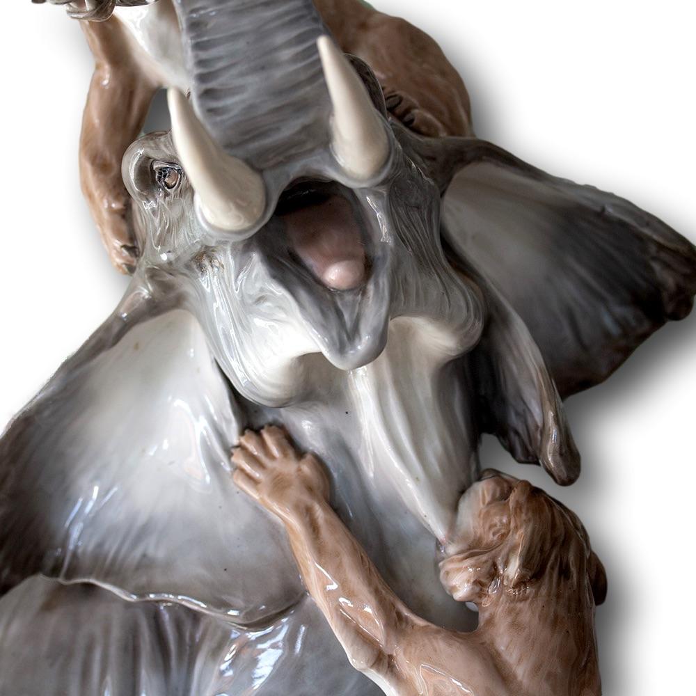 Impresionante Grupo Escultórico Art Decó Ánfora de Elefante y Tigre de Porcelana en venta 4