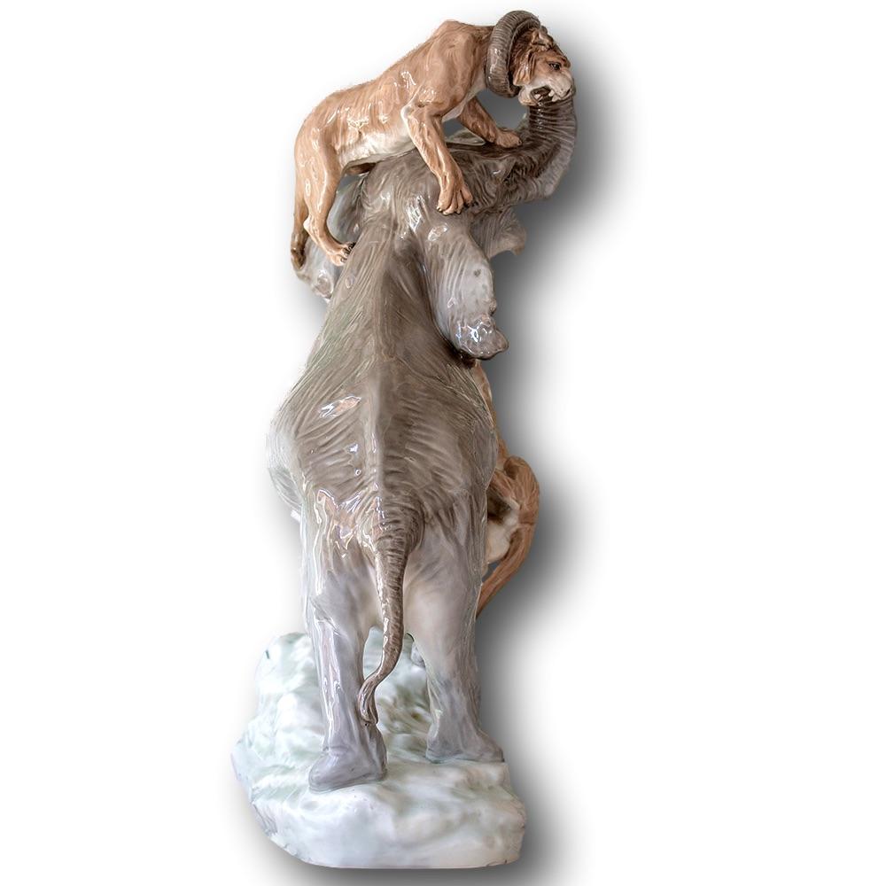 Impresionante Grupo Escultórico Art Decó Ánfora de Elefante y Tigre de Porcelana en Bueno estado para la venta en Newark, England