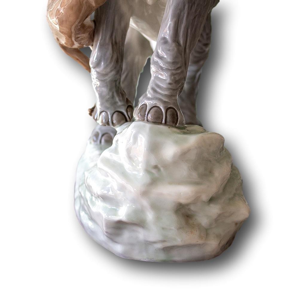 Impresionante Grupo Escultórico Art Decó Ánfora de Elefante y Tigre de Porcelana siglo XX en venta