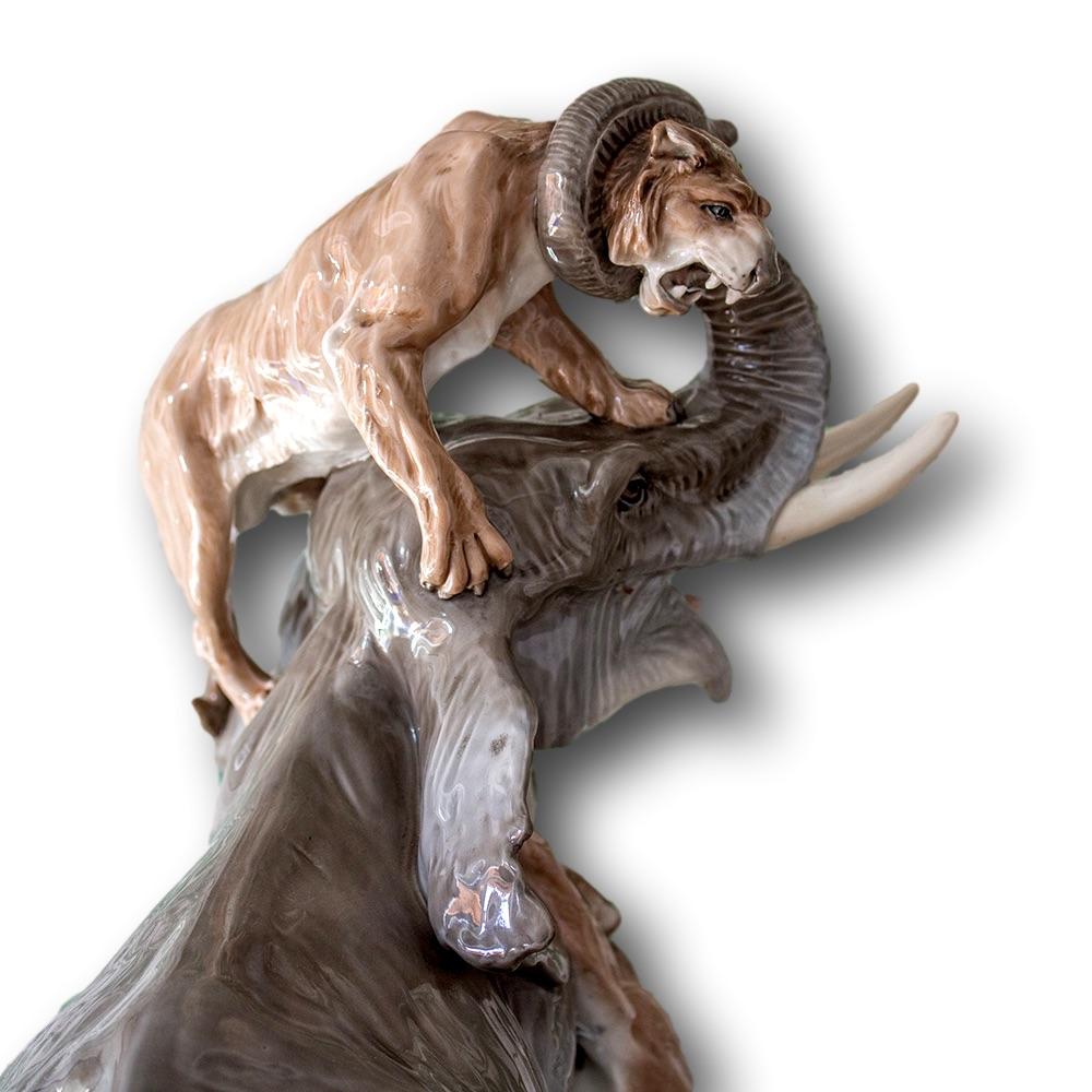 Impresionante Grupo Escultórico Art Decó Ánfora de Elefante y Tigre de Porcelana Cerámico en venta