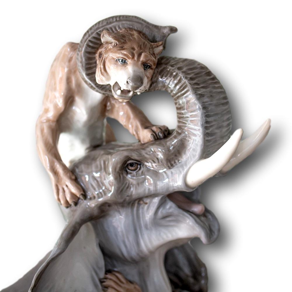 Impresionante Grupo Escultórico Art Decó Ánfora de Elefante y Tigre de Porcelana en venta 1