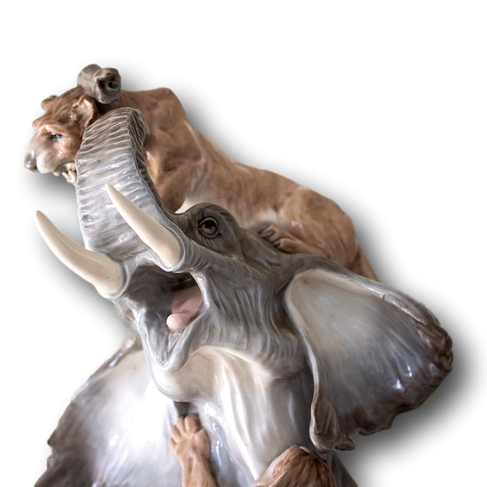 Impresionante Grupo Escultórico Art Decó Ánfora de Elefante y Tigre de Porcelana en venta 2